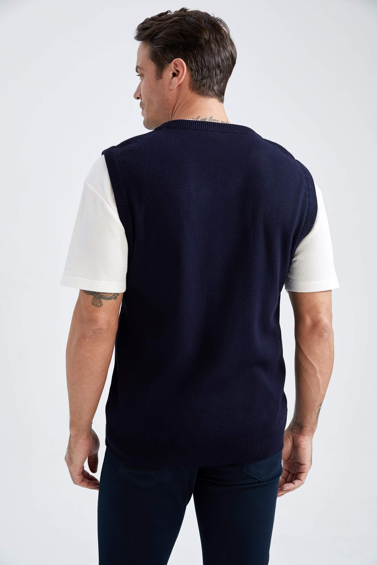 بلوز صوف بدون أكمام بقصة عادية