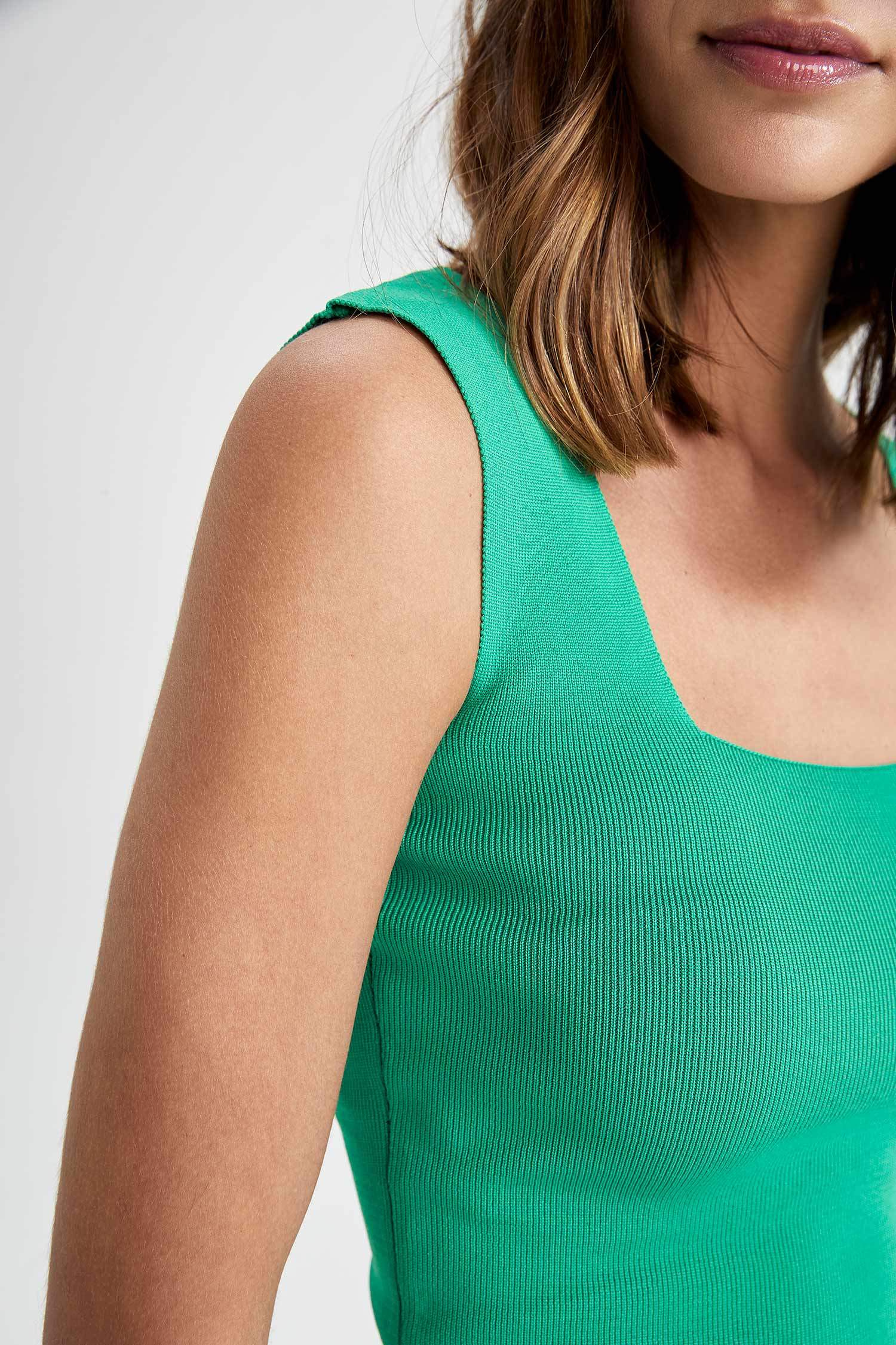 Кроп топ на бретельках