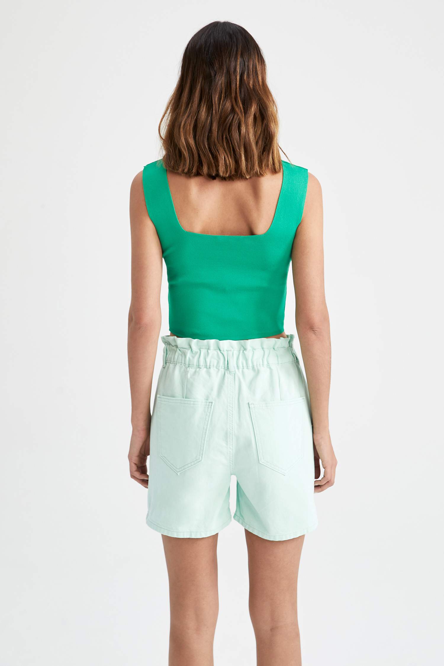 Кроп топ на бретельках