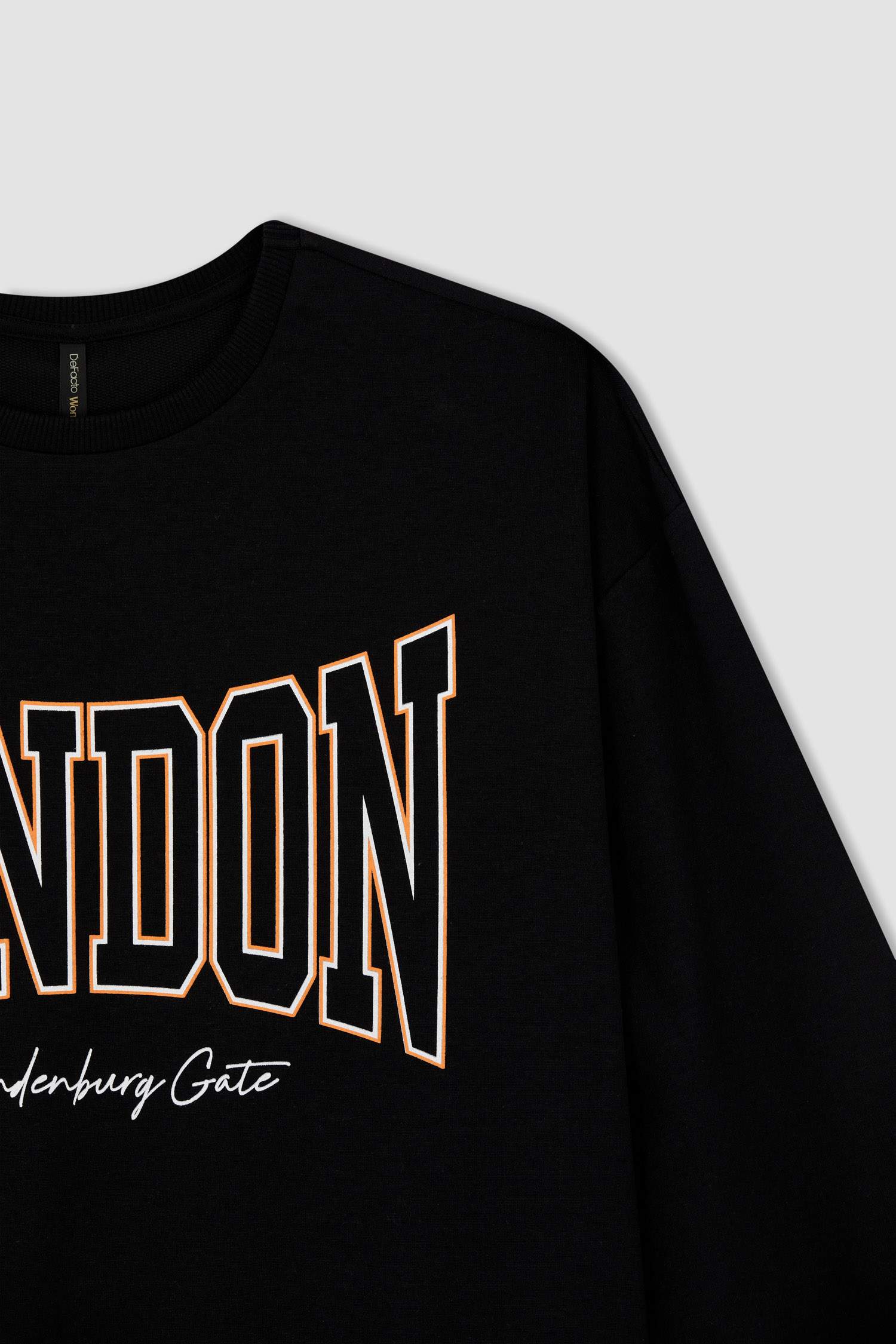 Свитшот оверсайз с круглым вырезом