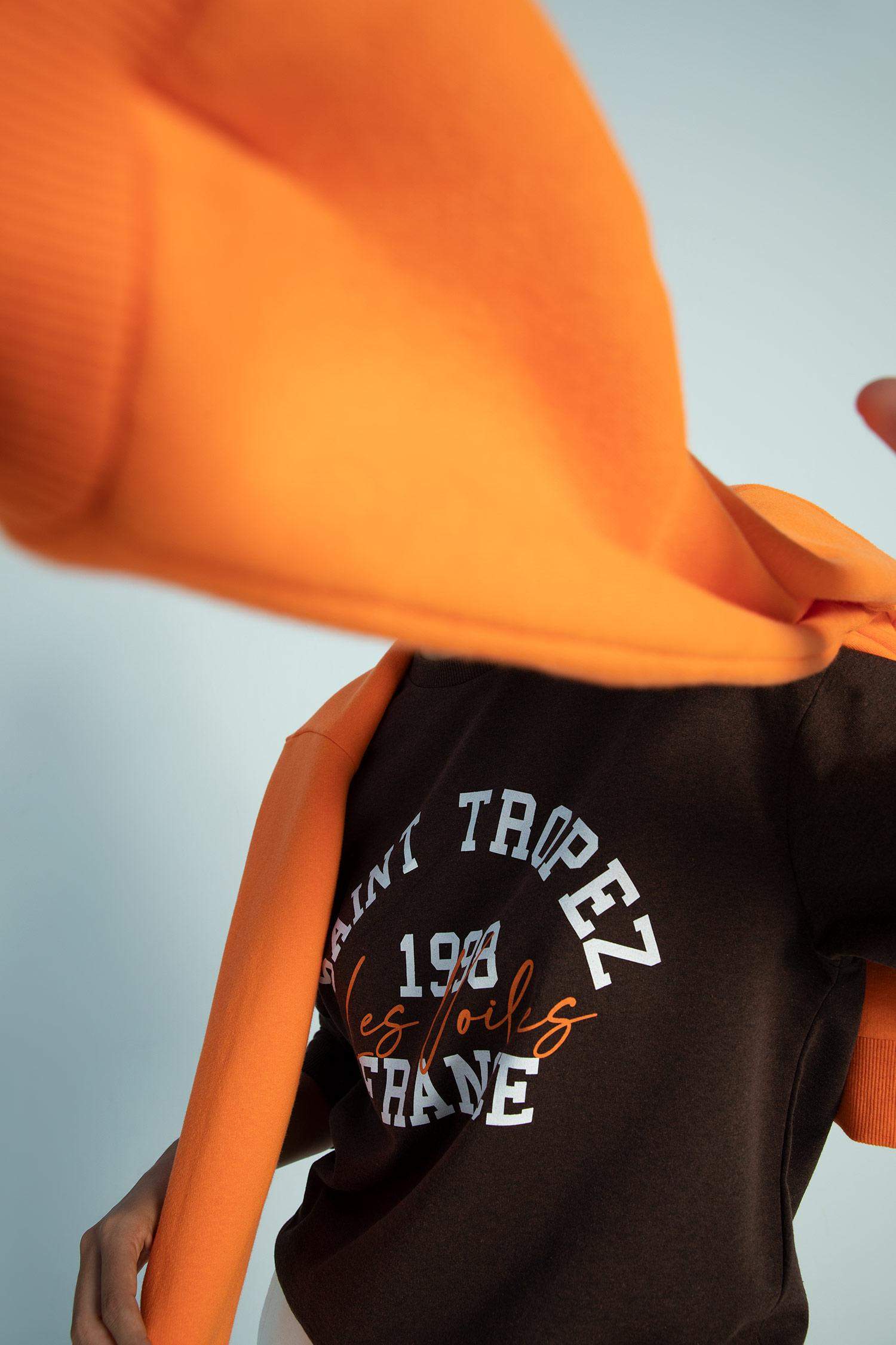 Свитшот стандартного кроя с круглым вырезом