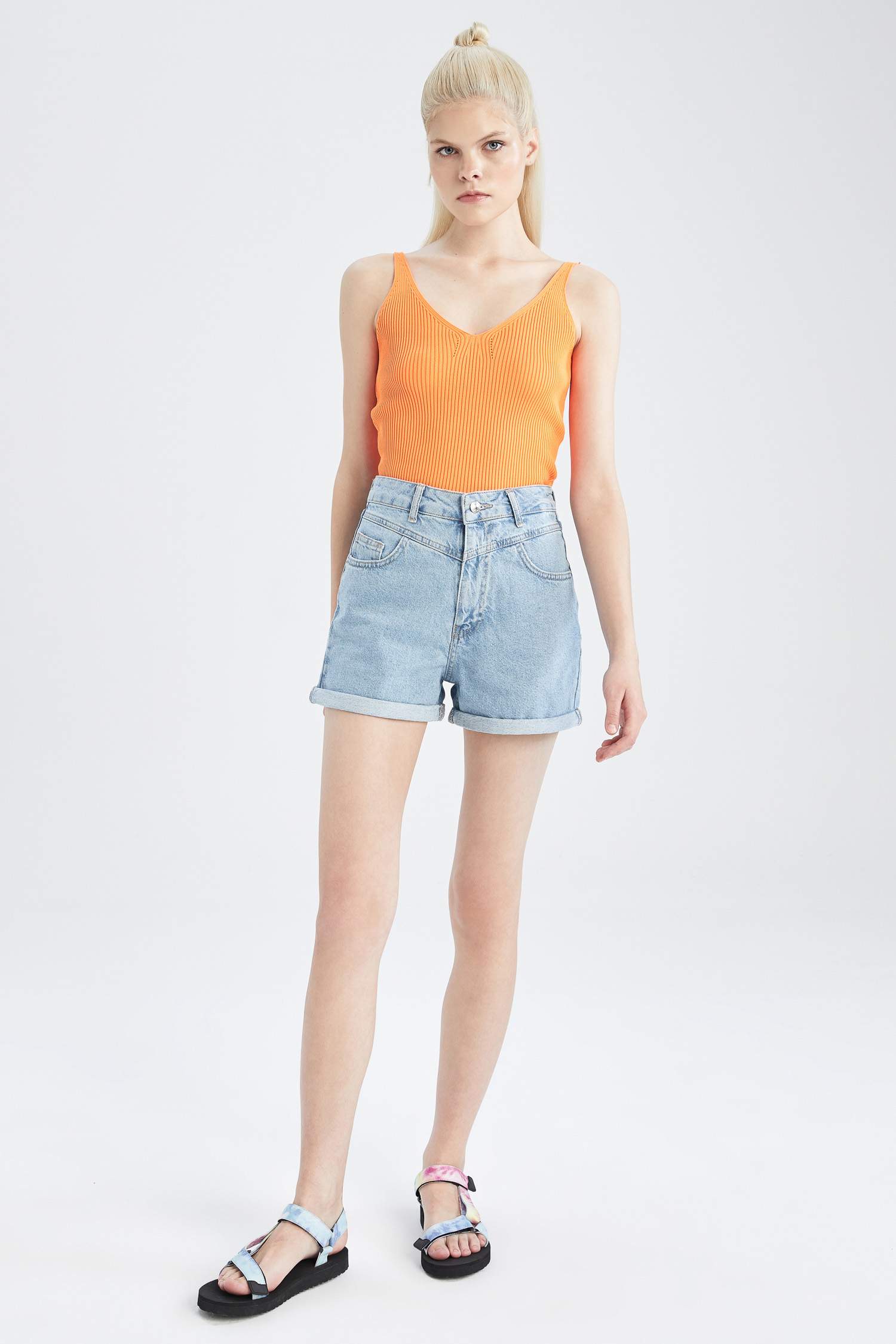 Майка с V-обрзным вырезом вязанная