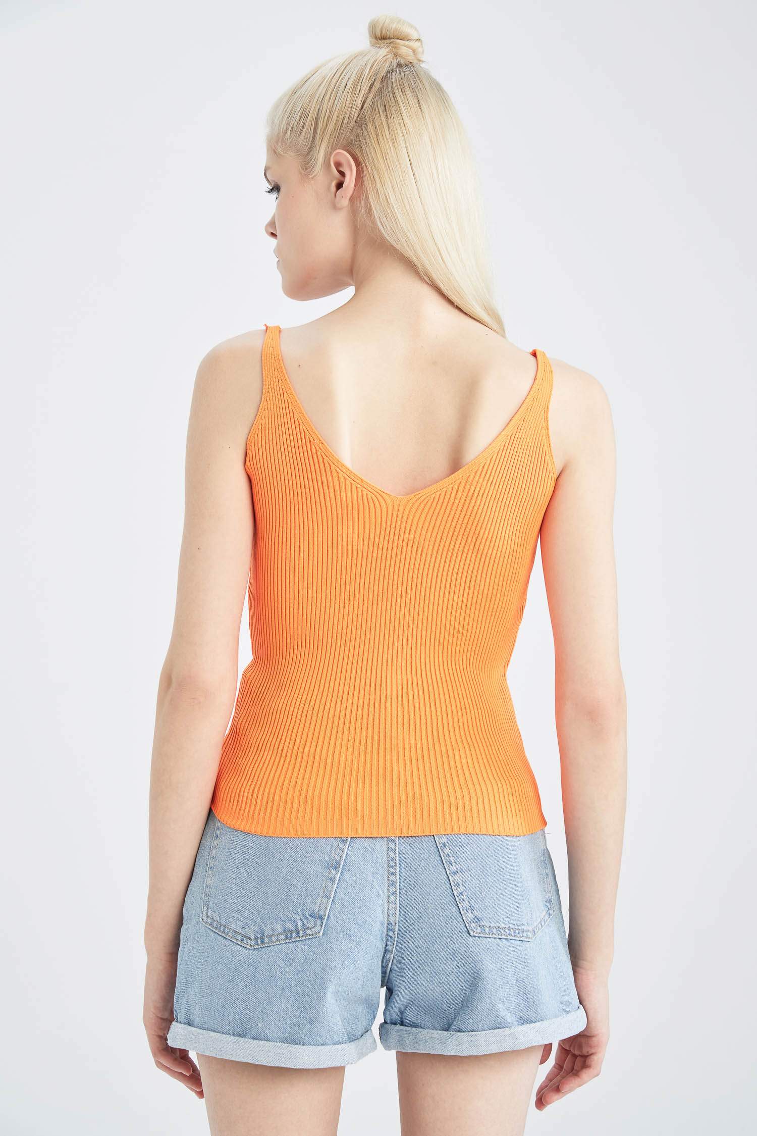 Майка с V-обрзным вырезом вязанная