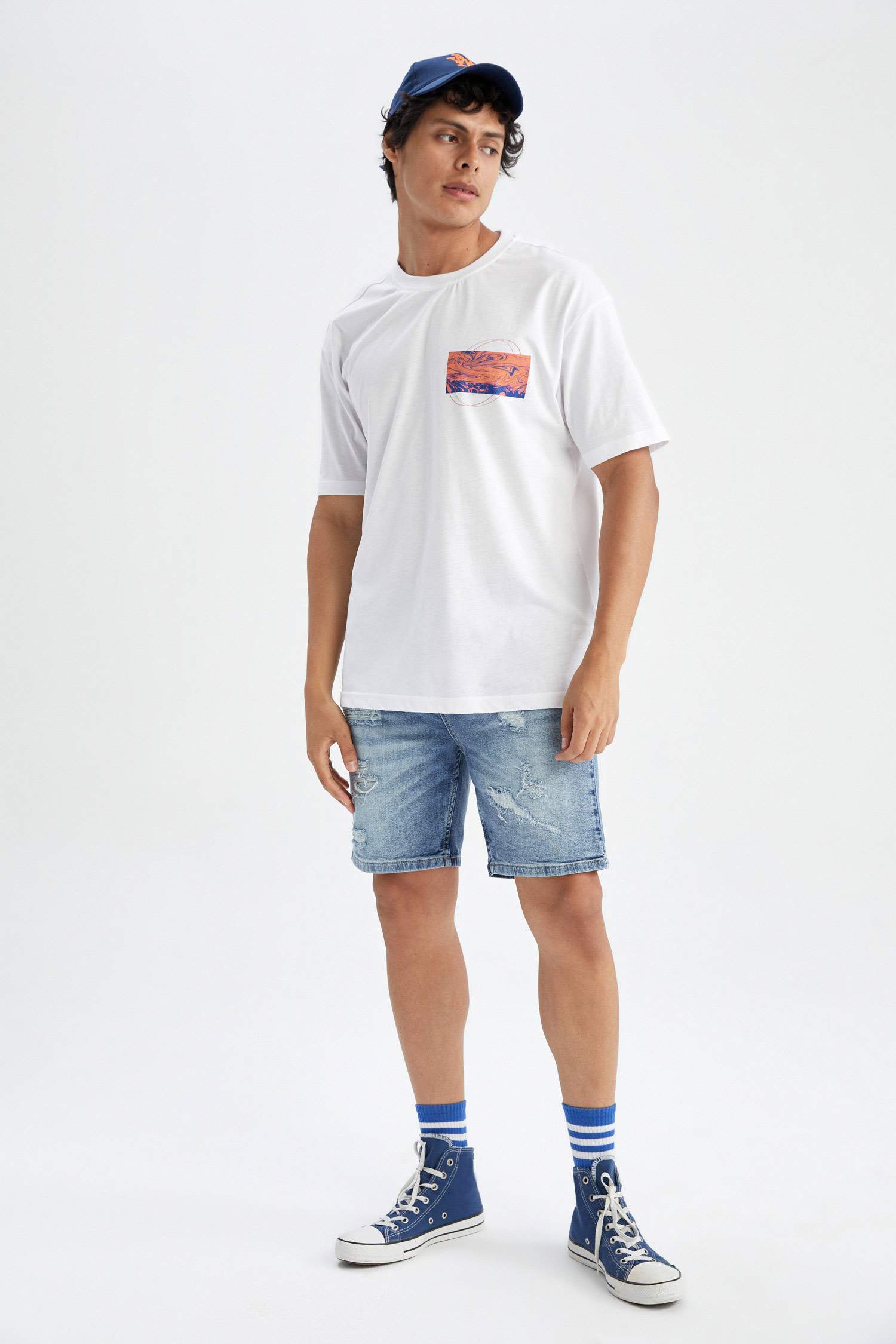 White MEN Boxy Fit Crew Neck Printed T-Shirt 2678653 | DeFacto