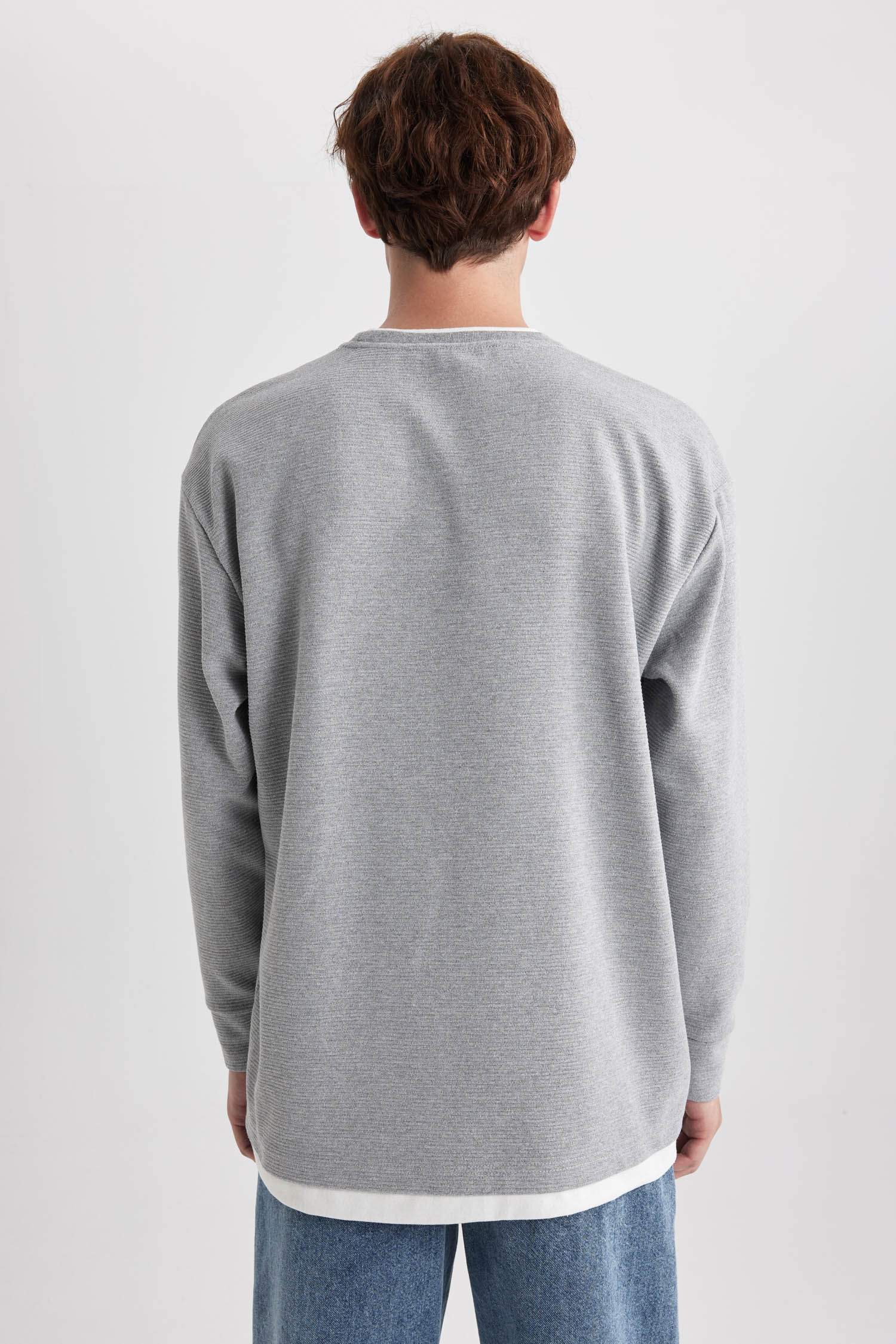 Свитшот оверсайз с круглым вырезом