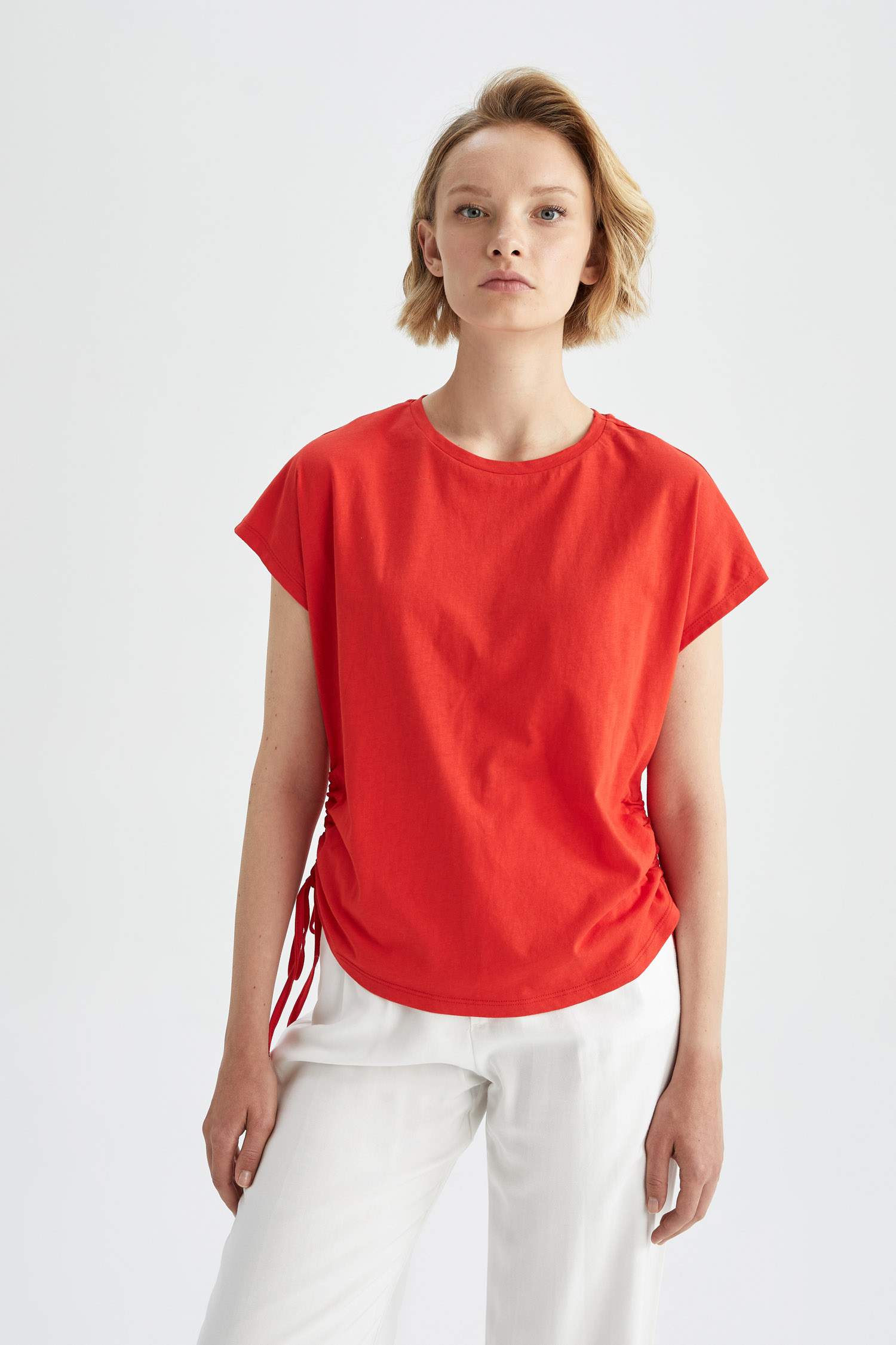 Футболка стандартного кроя с круглым вырезом