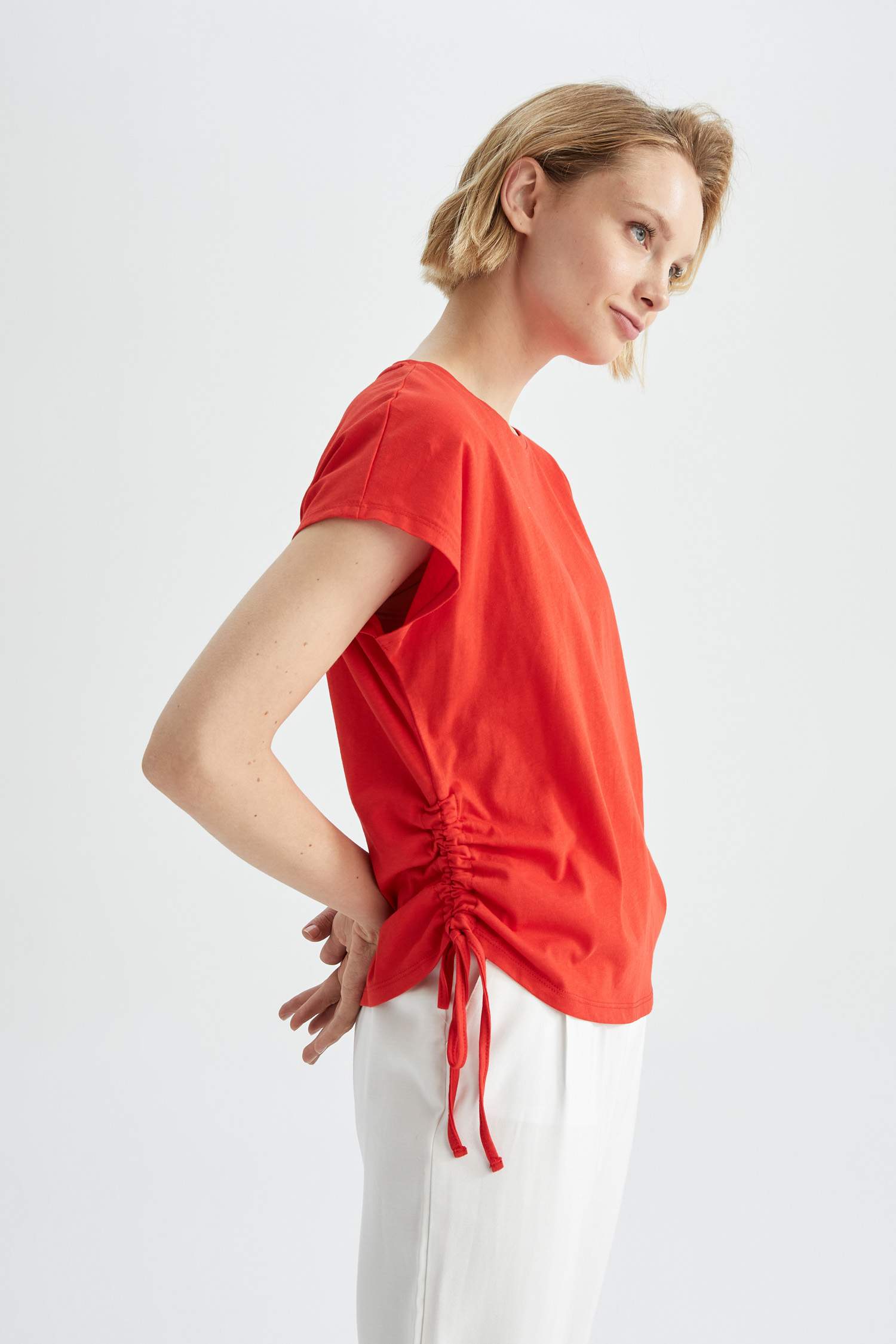 Футболка стандартного кроя с круглым вырезом