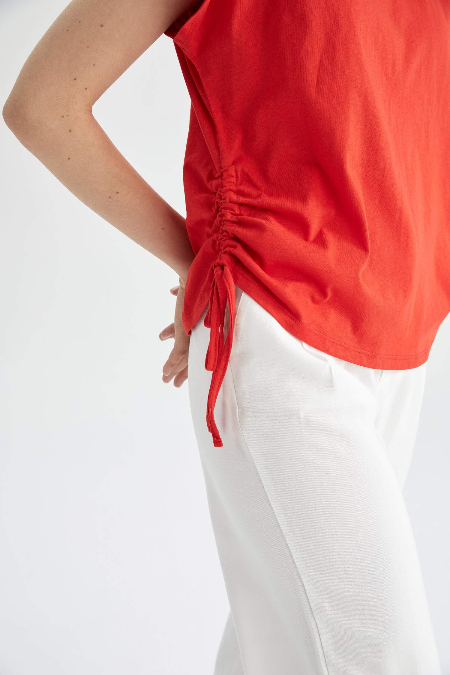 Футболка стандартного кроя с круглым вырезом