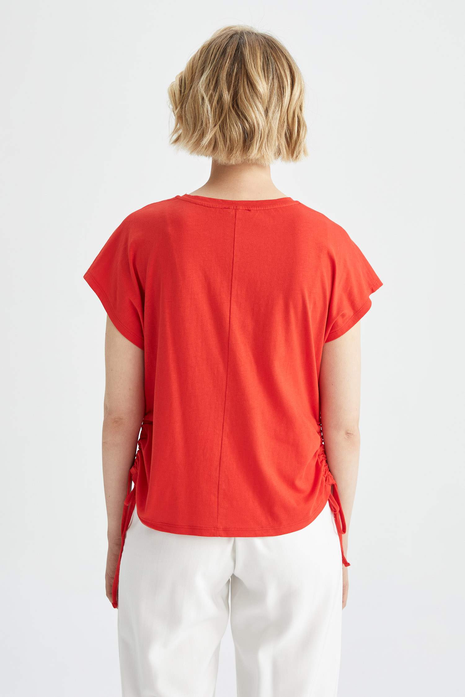 Футболка стандартного кроя с круглым вырезом