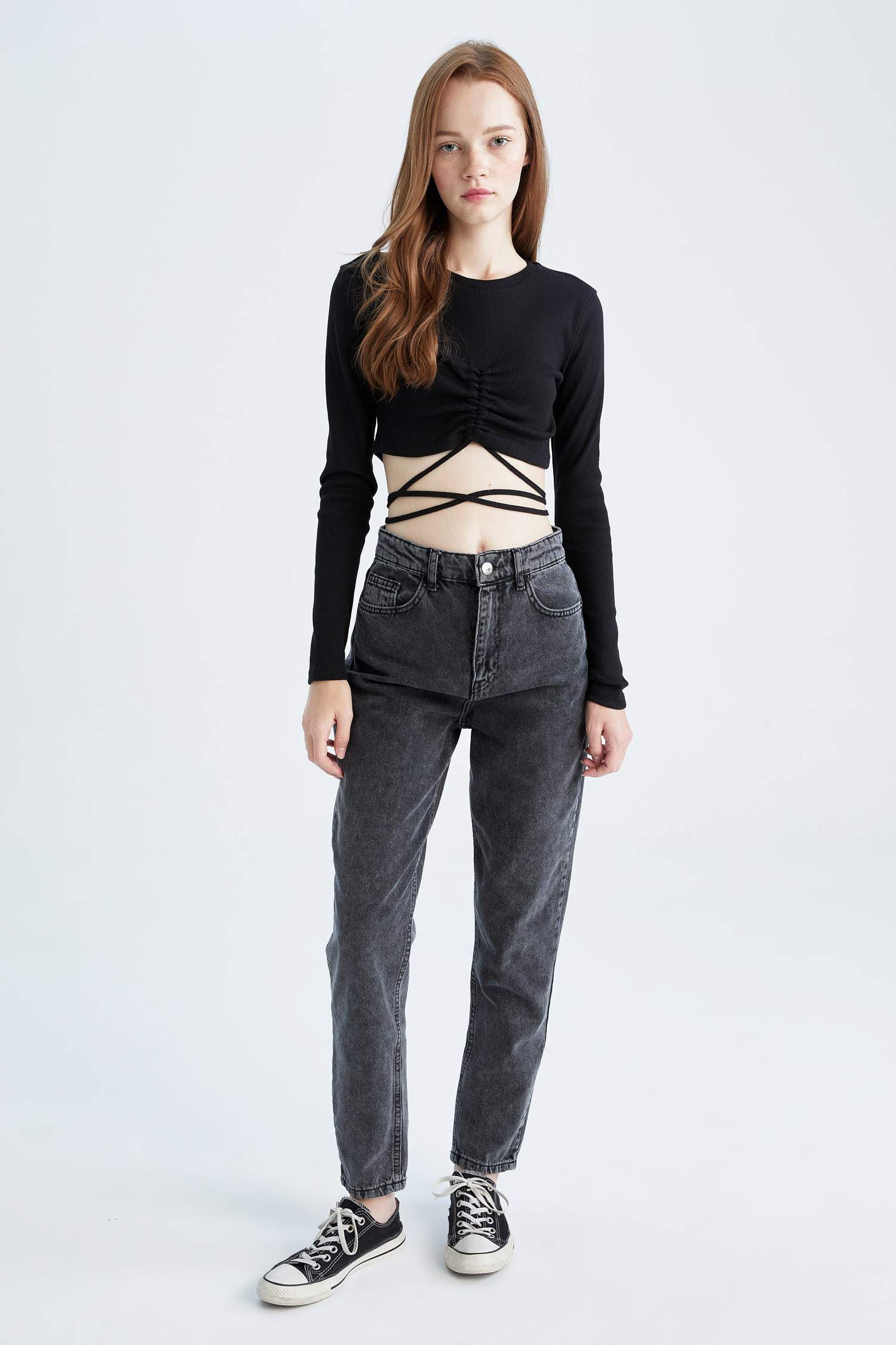 تي شيرت سليم فيت بيزك مفصل من الخلف