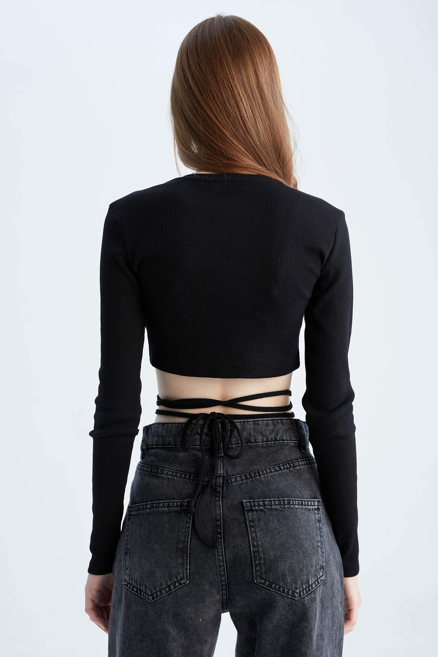 تي شيرت سليم فيت بيزك مفصل من الخلف