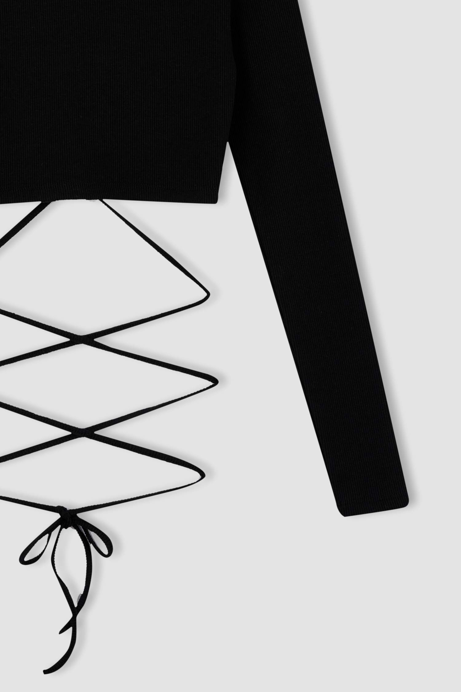 تي شيرت سليم فيت بيزك مفصل من الخلف