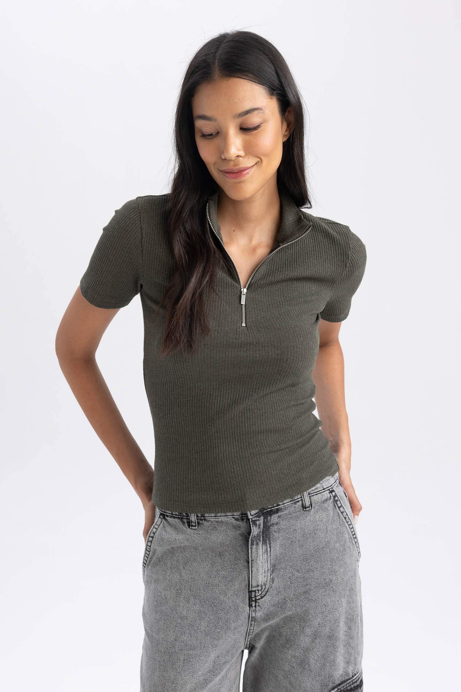 Slim Fit Dar Kesim Yarım Balıkçı Yaka Fitilli Kaşkorse Kısa Kollu Tişört