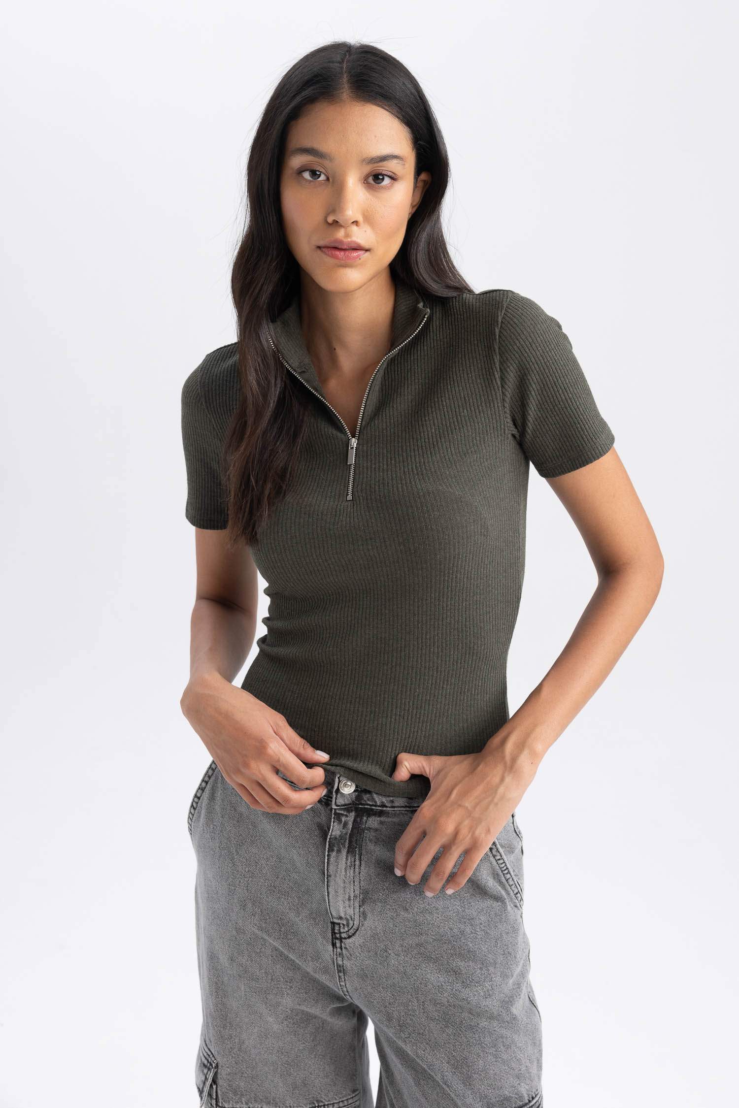 Slim Fit Dar Kesim Yarım Balıkçı Yaka Fitilli Kaşkorse Kısa Kollu Tişört