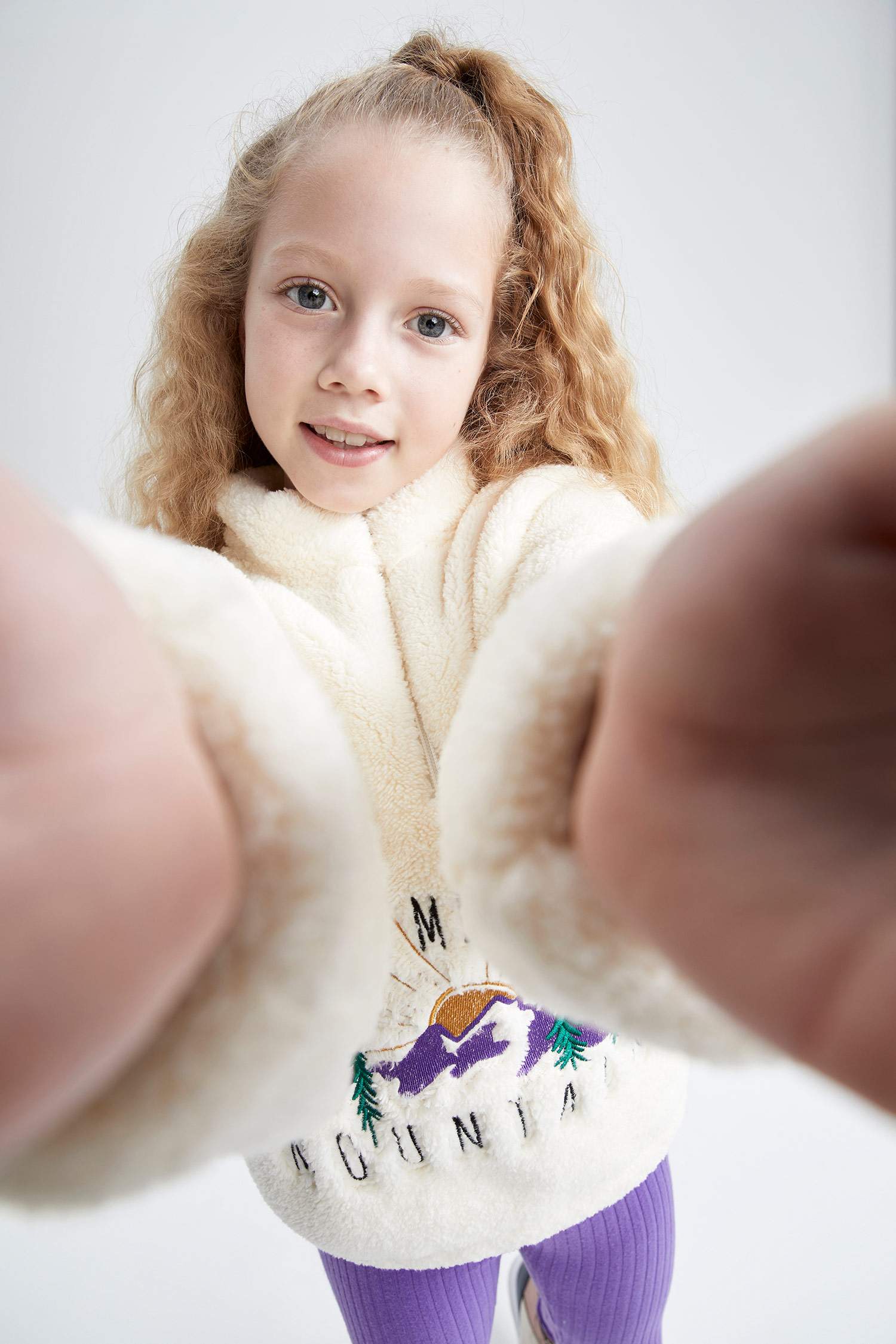 سويت شيرت قصة عادية بياقة عالية بنصف سحاب ببطانة ناعمة