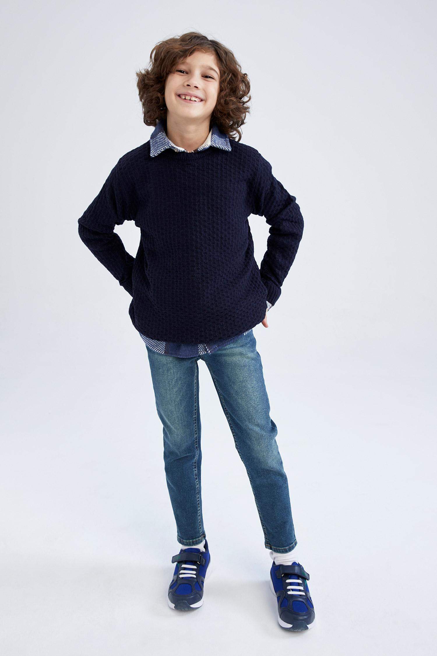 Свитер стандартного кроя с круглым вырезом для мальчиков