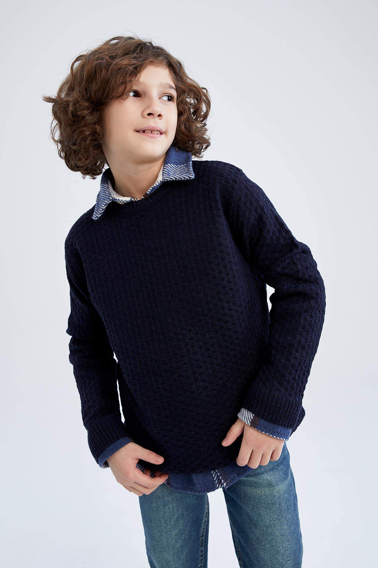 Свитер стандартного кроя с круглым вырезом для мальчиков