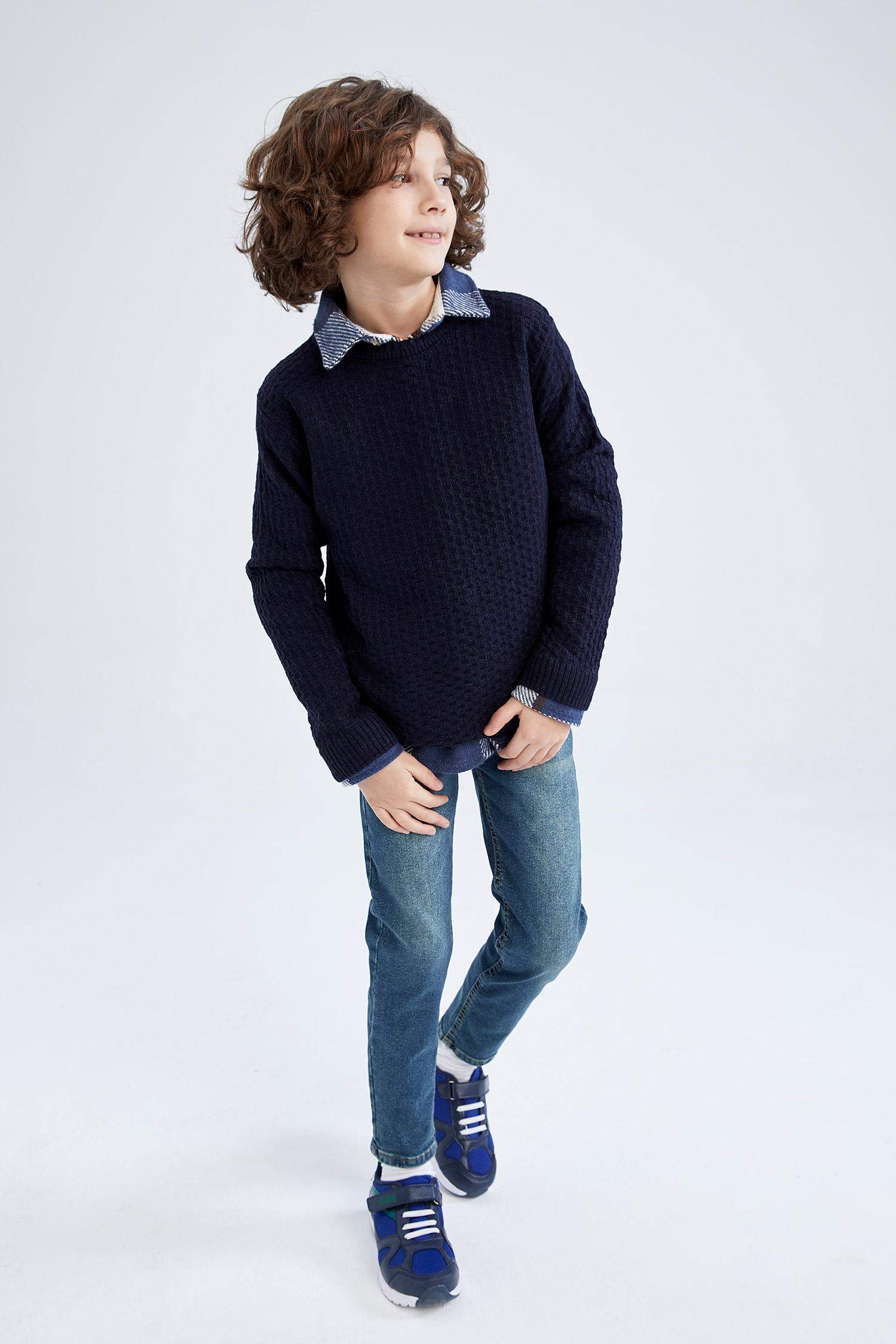 Свитер стандартного кроя с круглым вырезом для мальчиков