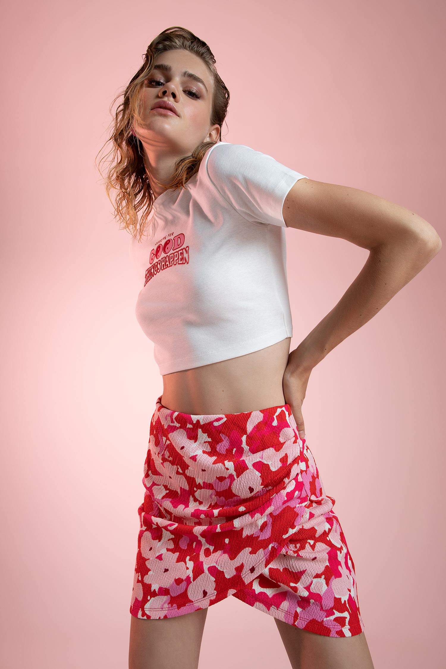 Pink mini skirt with red outlet flowers