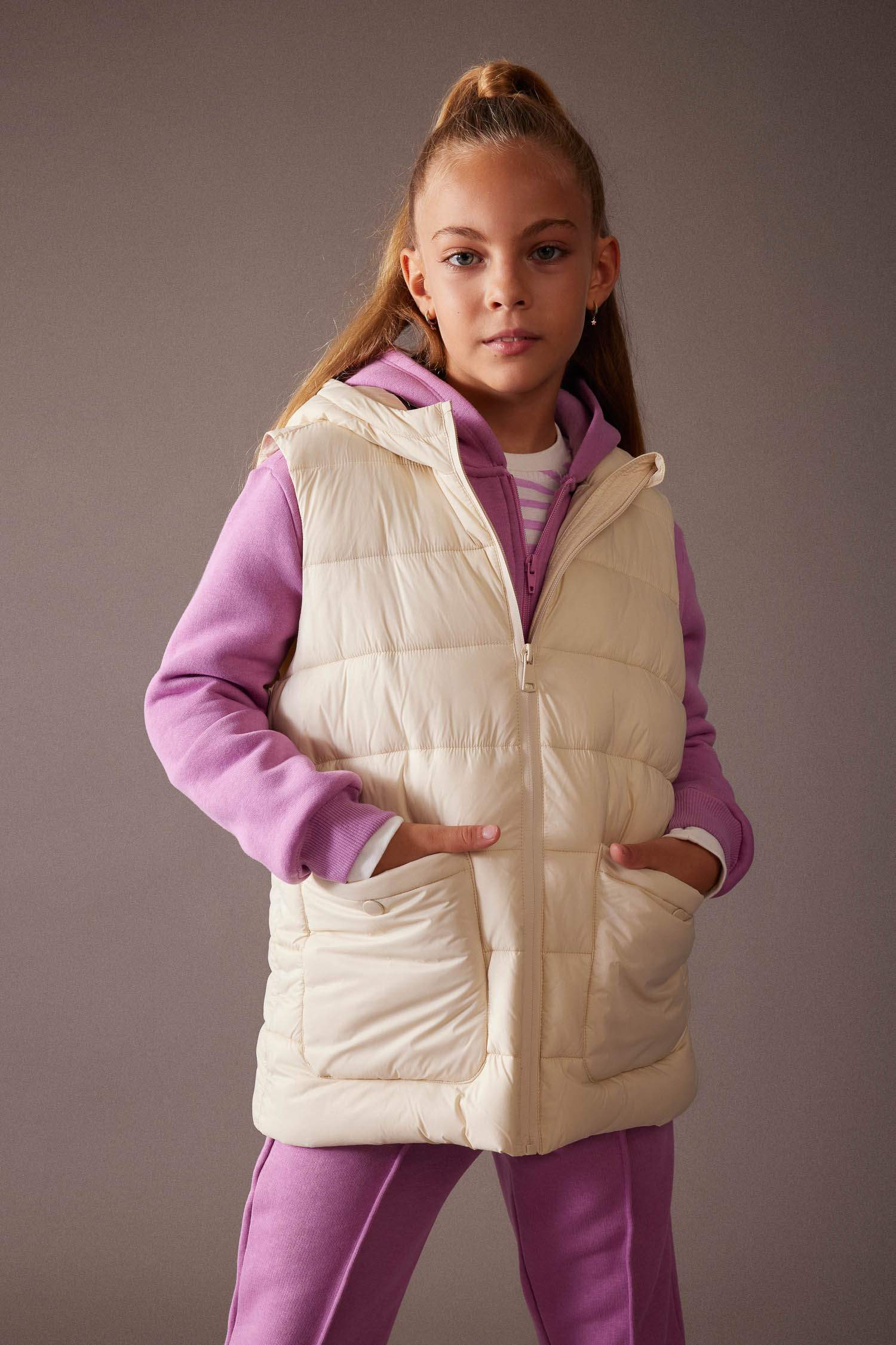 Жилет стандартного крою для дівчаток