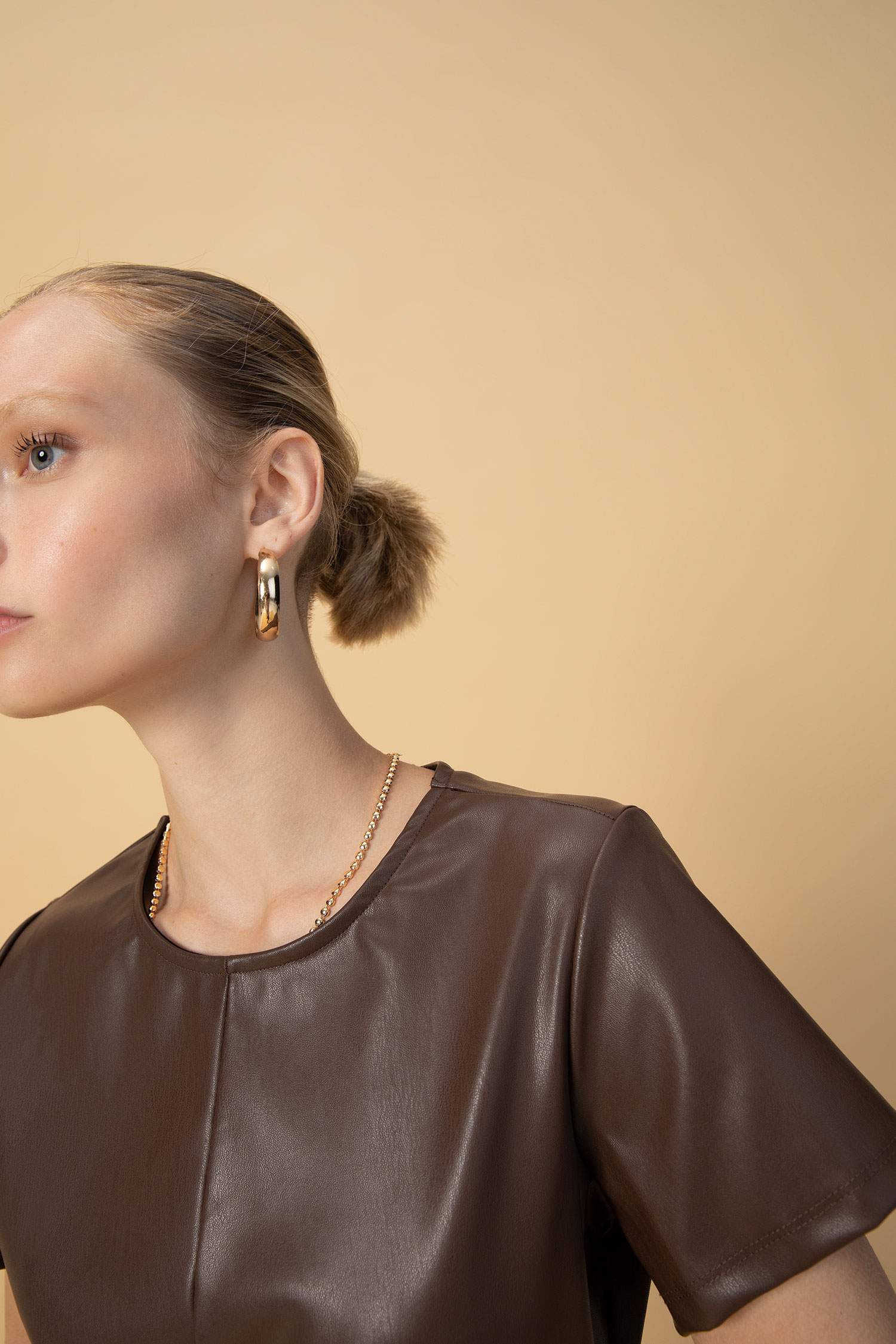 Платье мини с коротким рукавом А-силуэта из искусственной кожи