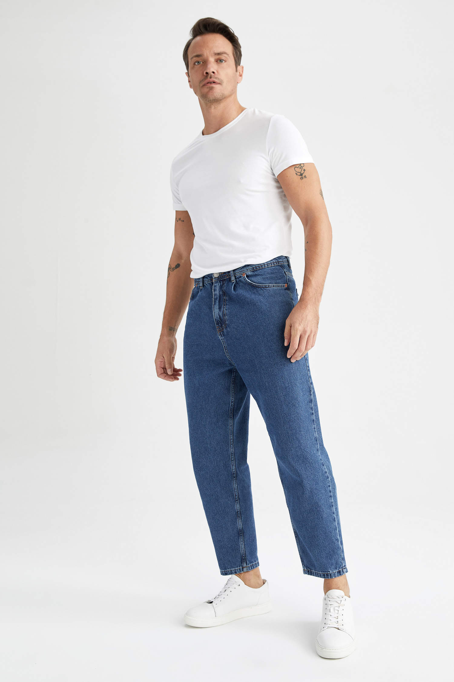 Balloon Fit Jeans with Pockets