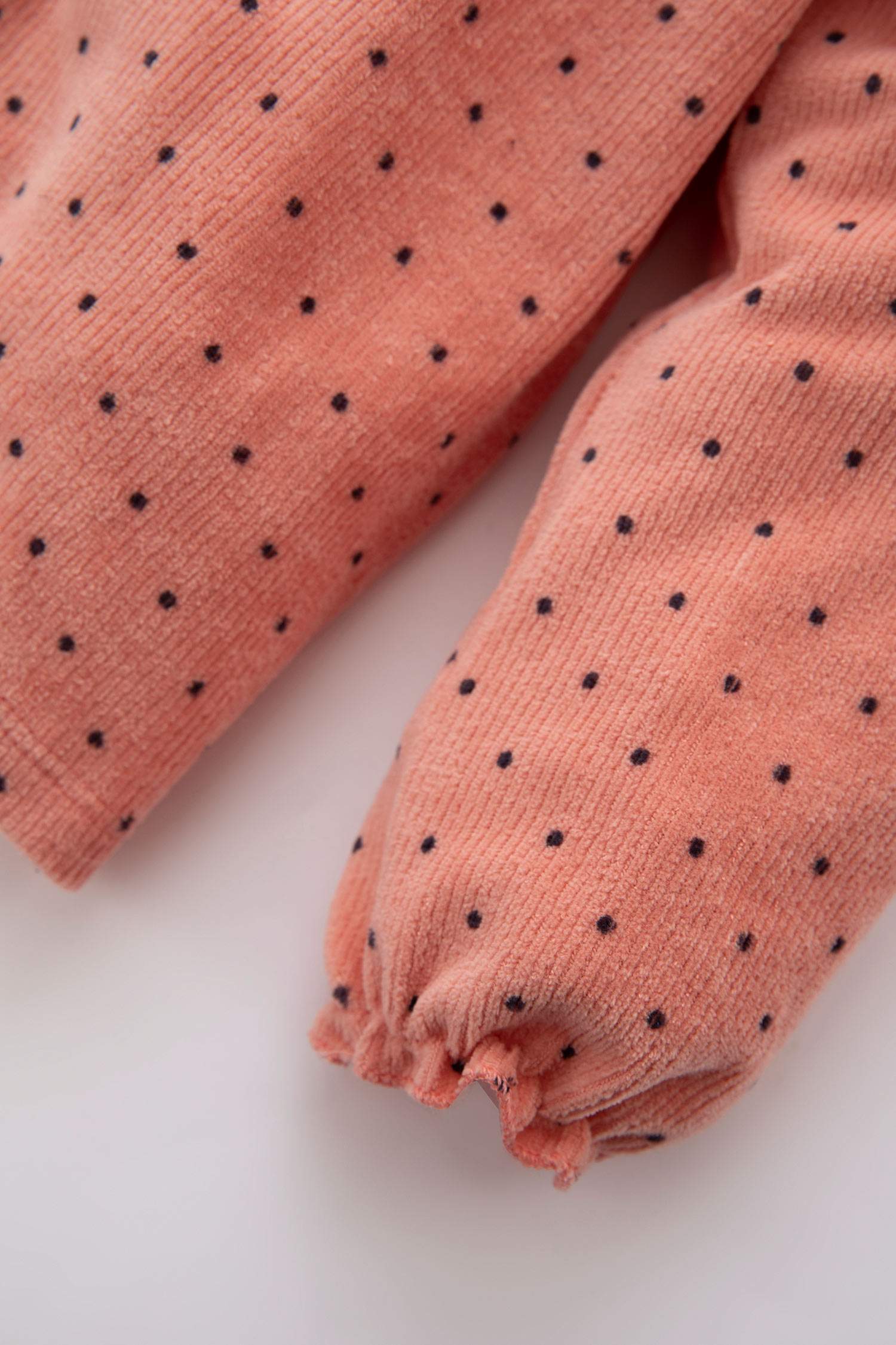 طقم بناتي منقط قطيفة قصة عادية كم طويل - قطعتين