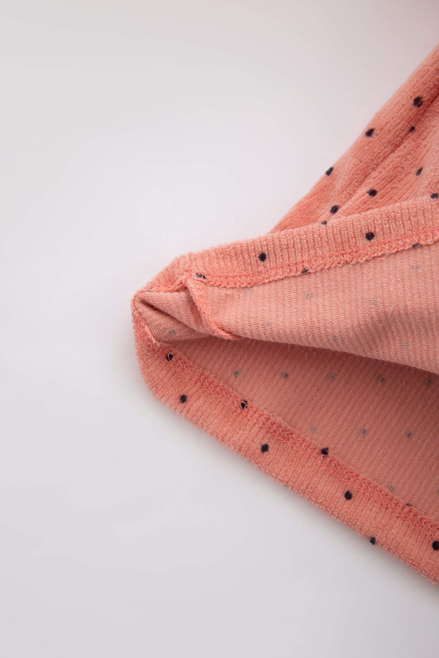 طقم بناتي منقط قطيفة قصة عادية كم طويل - قطعتين