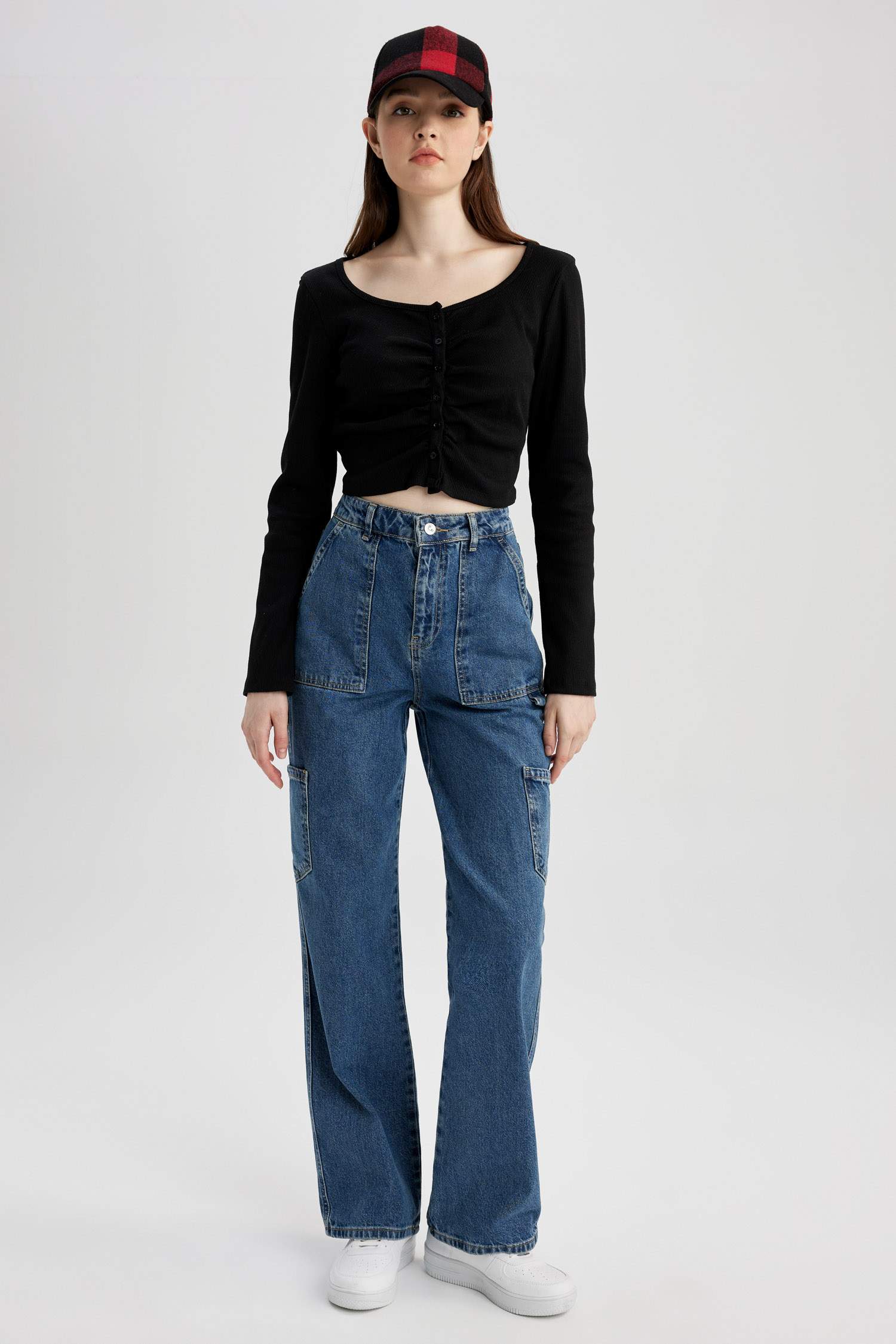 түйме ойығы тоқылған Ұзын жеңді футболка