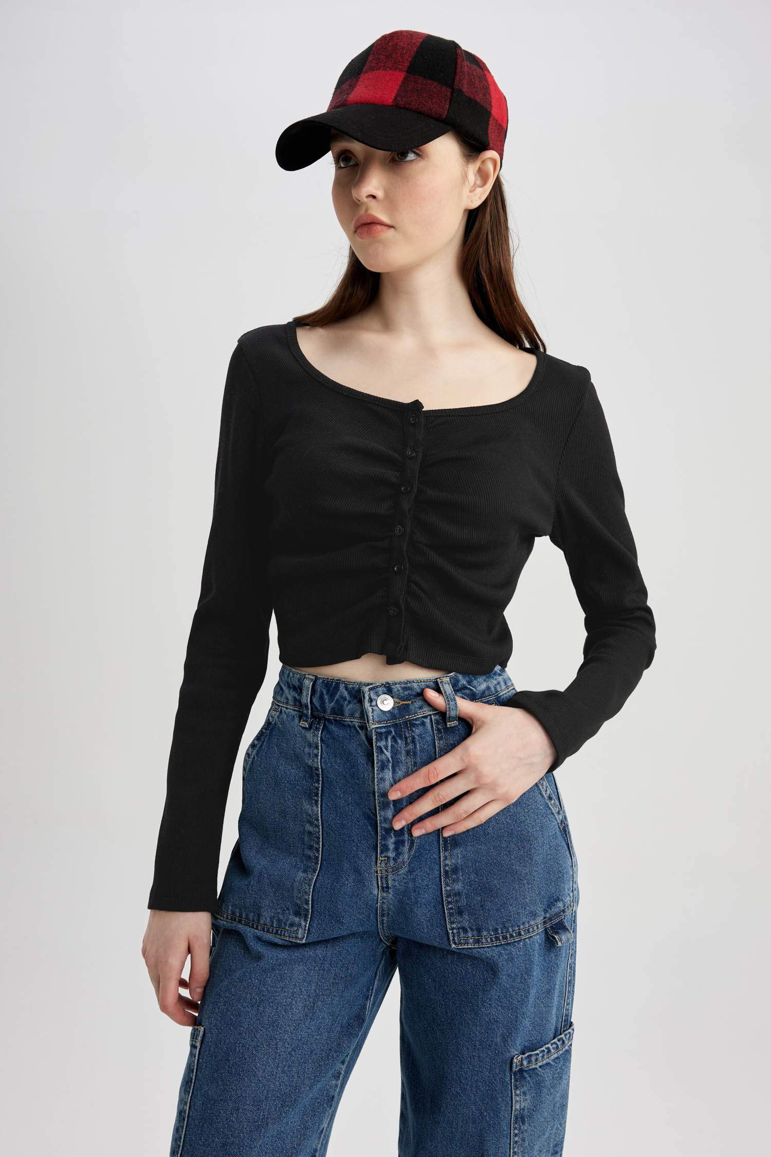 түйме ойығы тоқылған Ұзын жеңді футболка