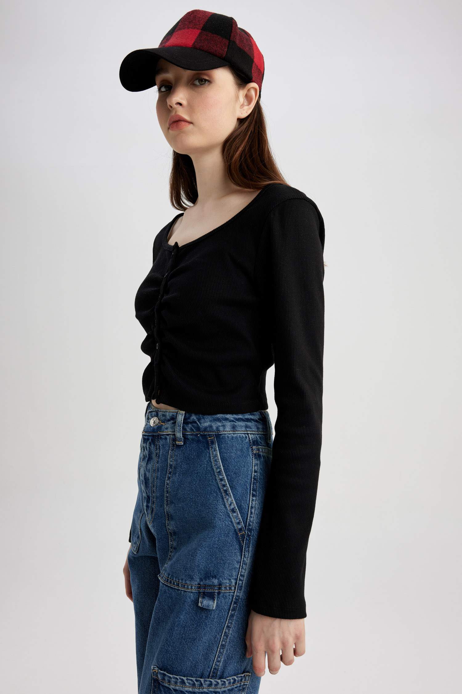 түйме ойығы тоқылған Ұзын жеңді футболка