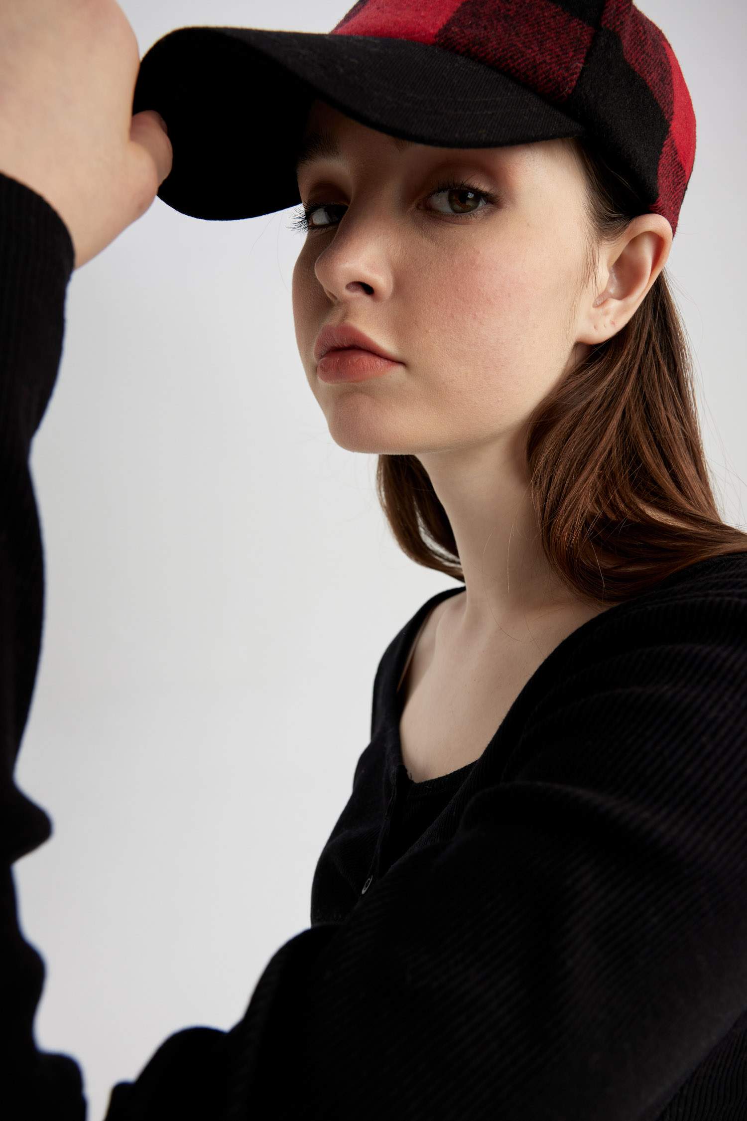 түйме ойығы тоқылған Ұзын жеңді футболка