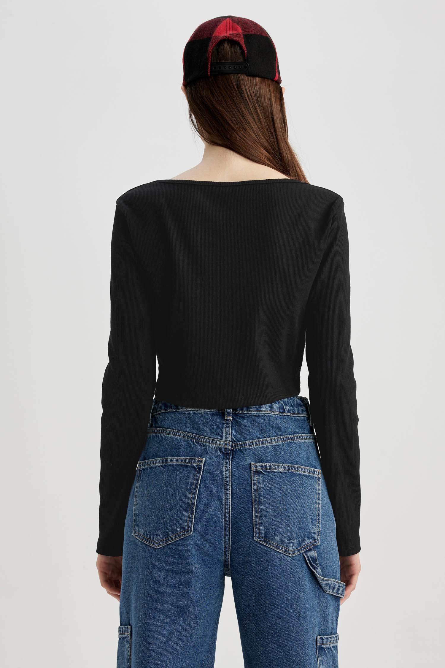 түйме ойығы тоқылған Ұзын жеңді футболка