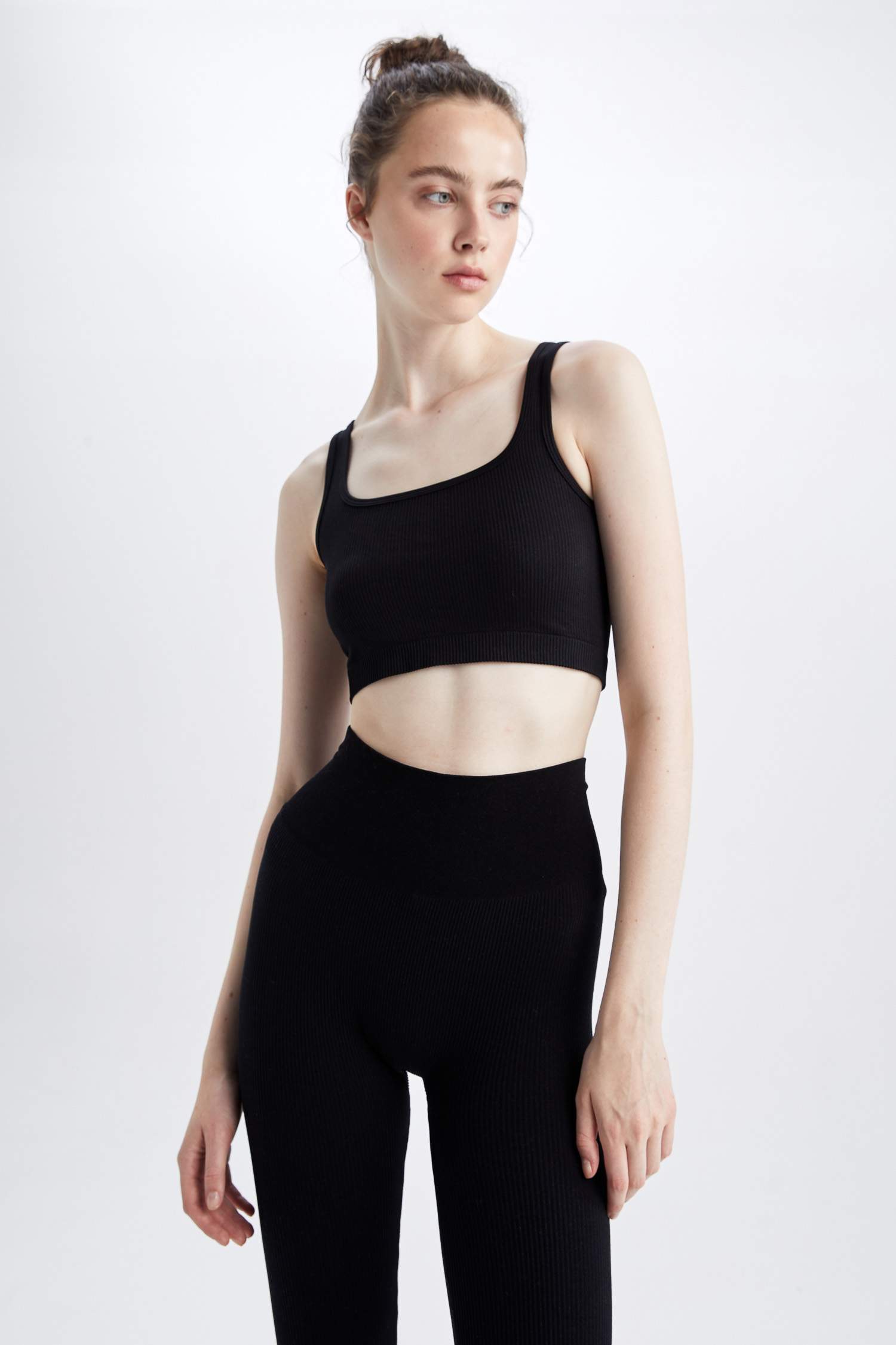 بلوزة بدون أكمام قصير بياقة القلب