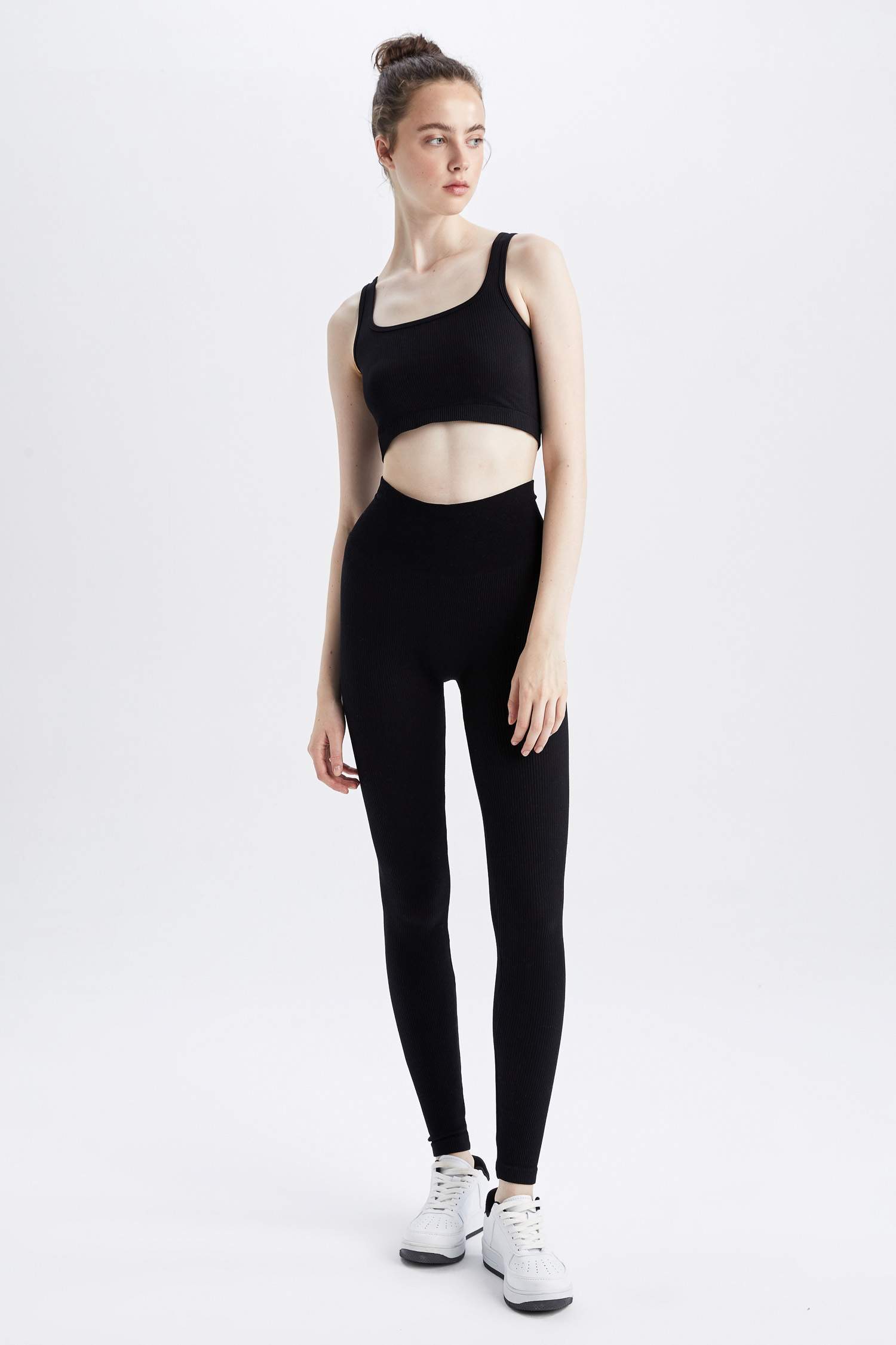 بلوزة بدون أكمام قصير بياقة القلب