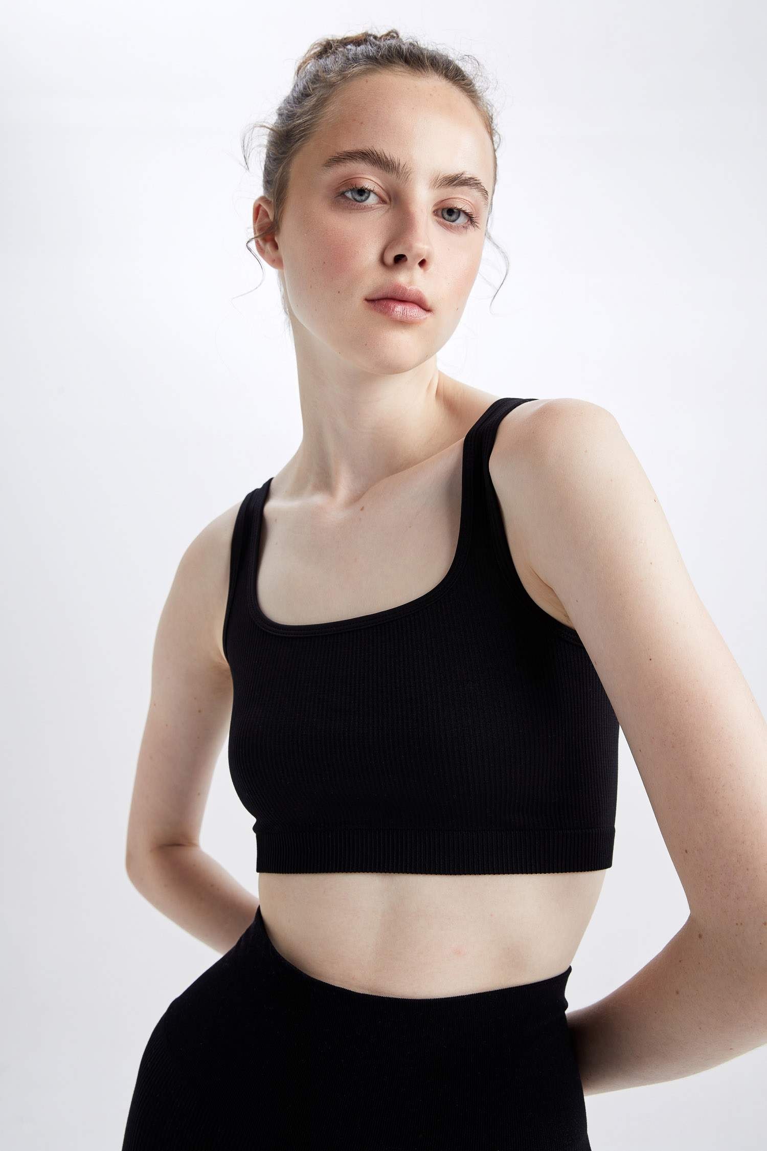 بلوزة بدون أكمام قصير بياقة القلب