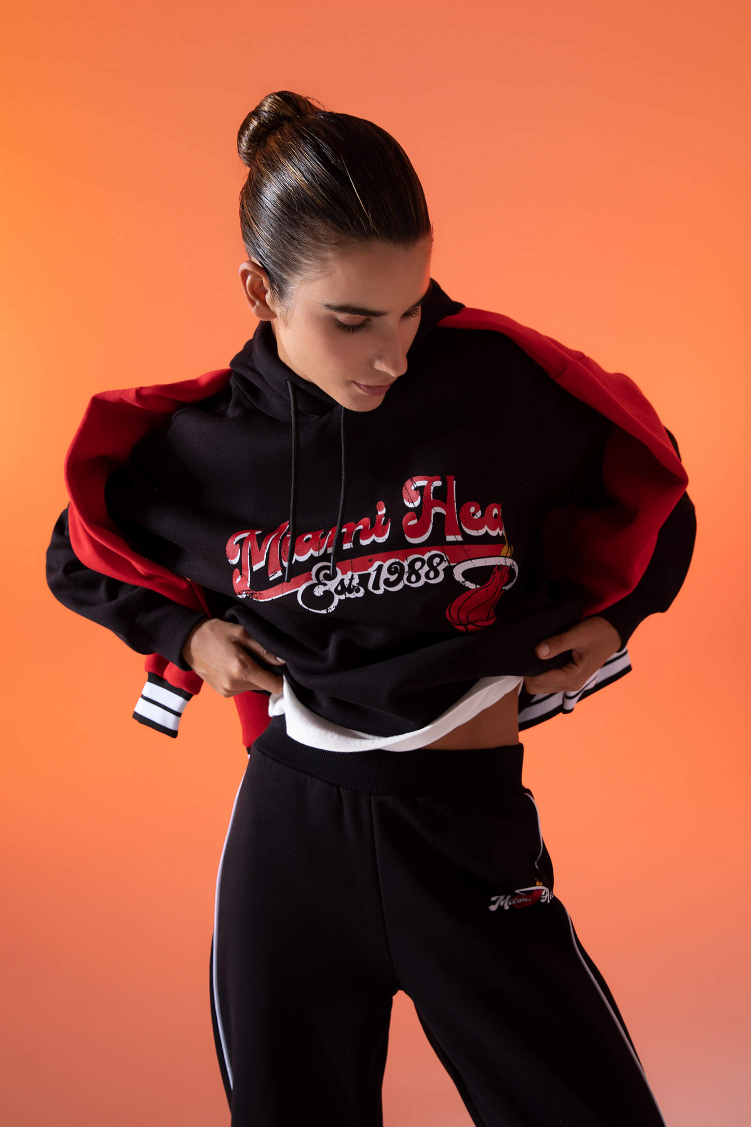 Black WOMAN Oversize Fit Licensed by the NBA Miami Heat Sweatshirt