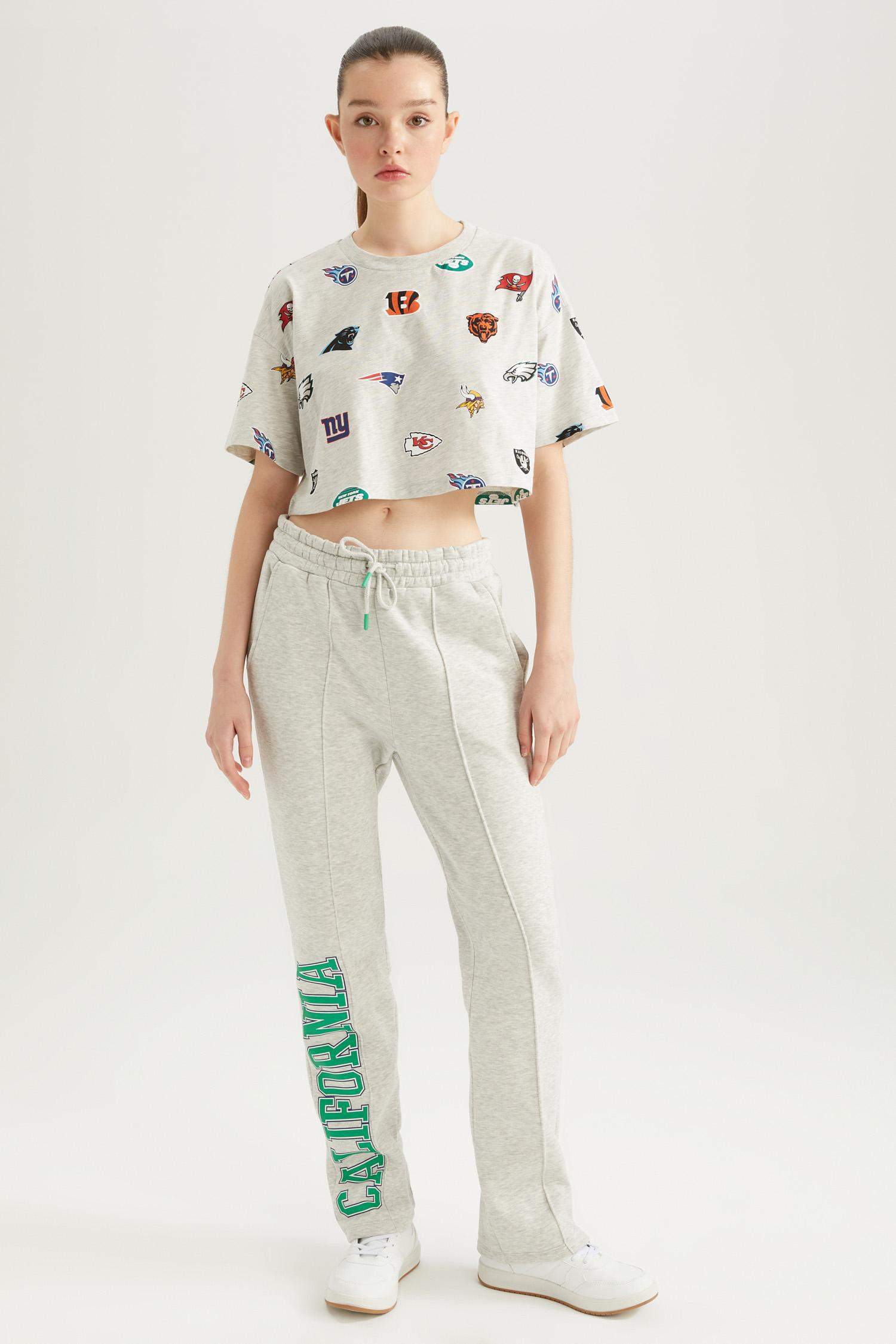 T-shirt crop NFL à col rond et manches courtes de DeFacto Fit