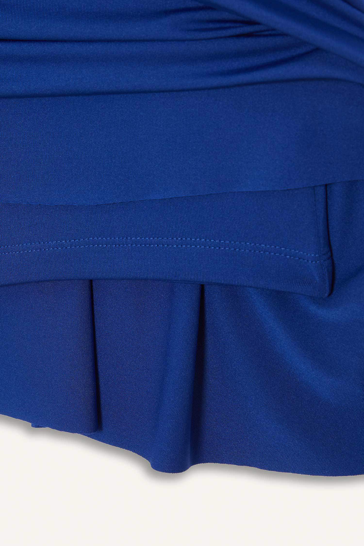 جيبة بحر أزرق قصة عادية من Fall in Love