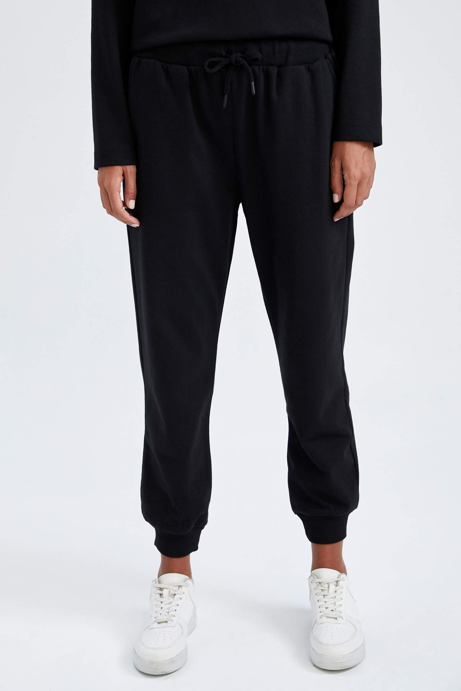 Black WOMAN Standard Fit Thin Sweatshirt Fabric Pants 2695985 | DeFacto