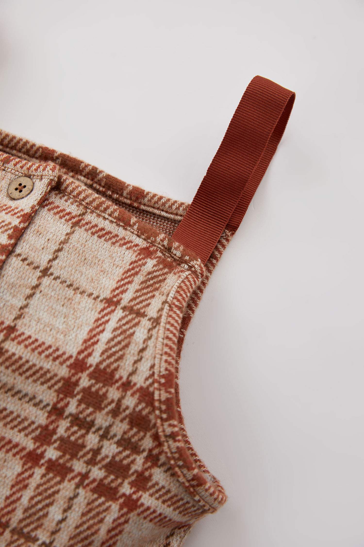 Боди стандартного кроя в клетку на бретельках