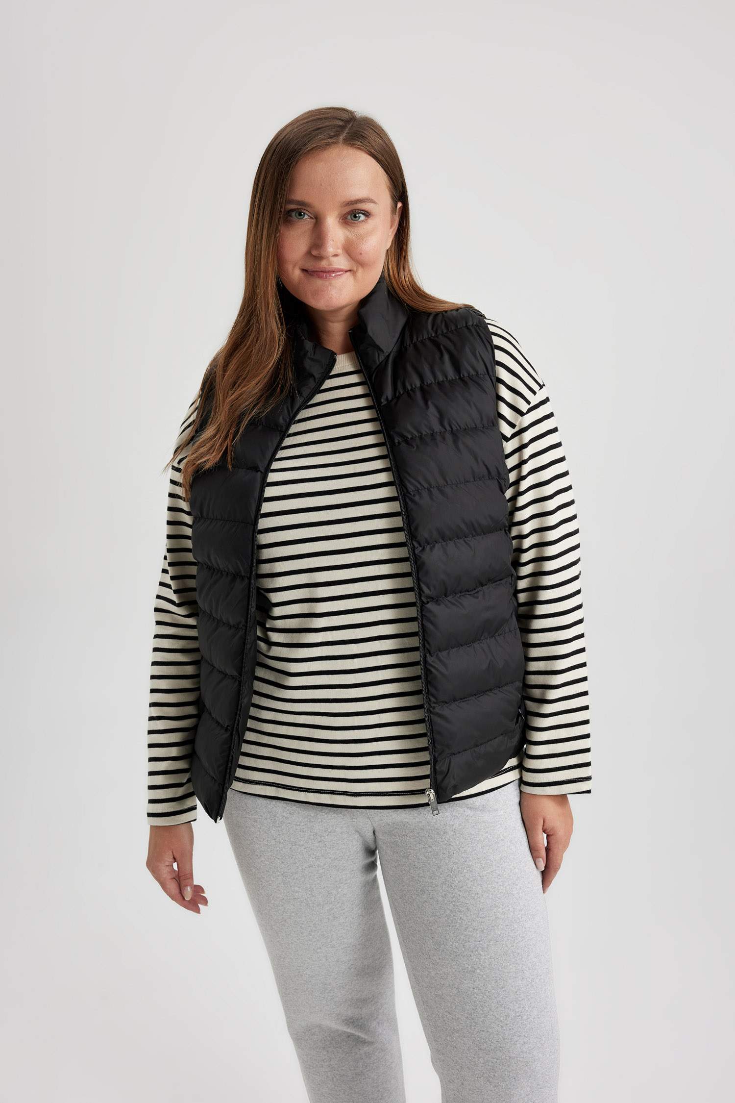 قمصلة يلك سادة قصة عادية بياقة عالية بجيب