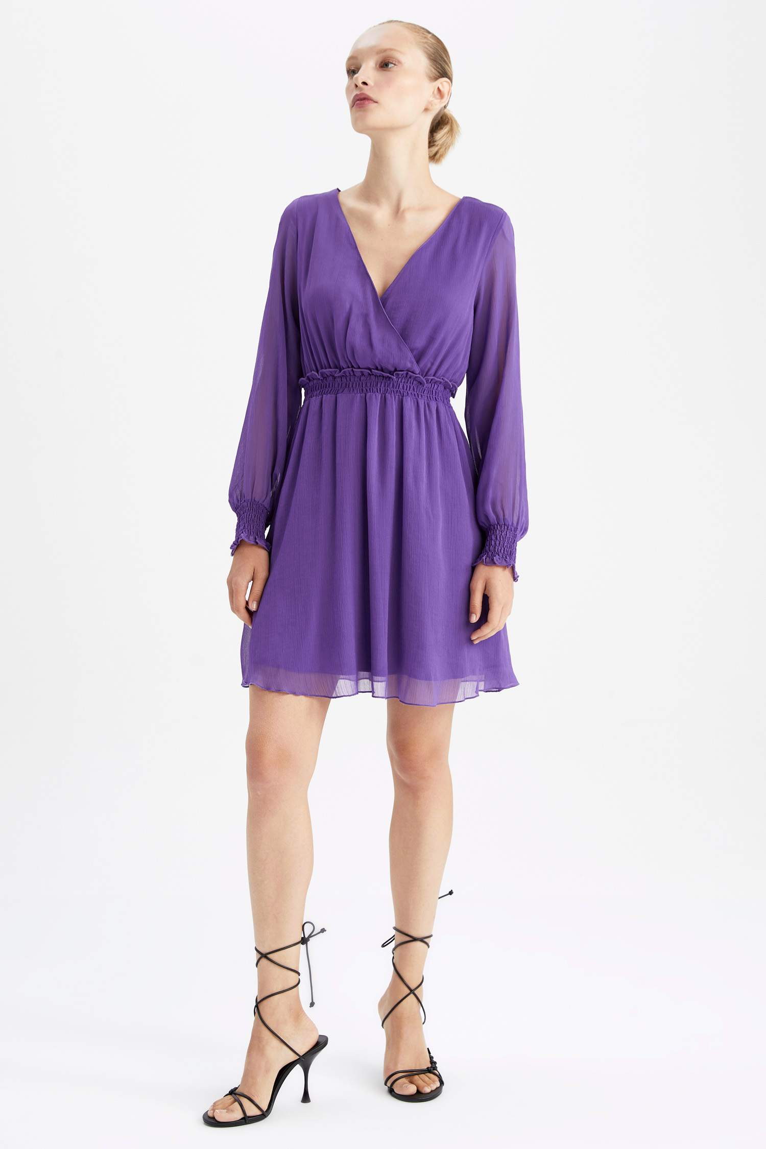 Платье мини с длинным рукавом