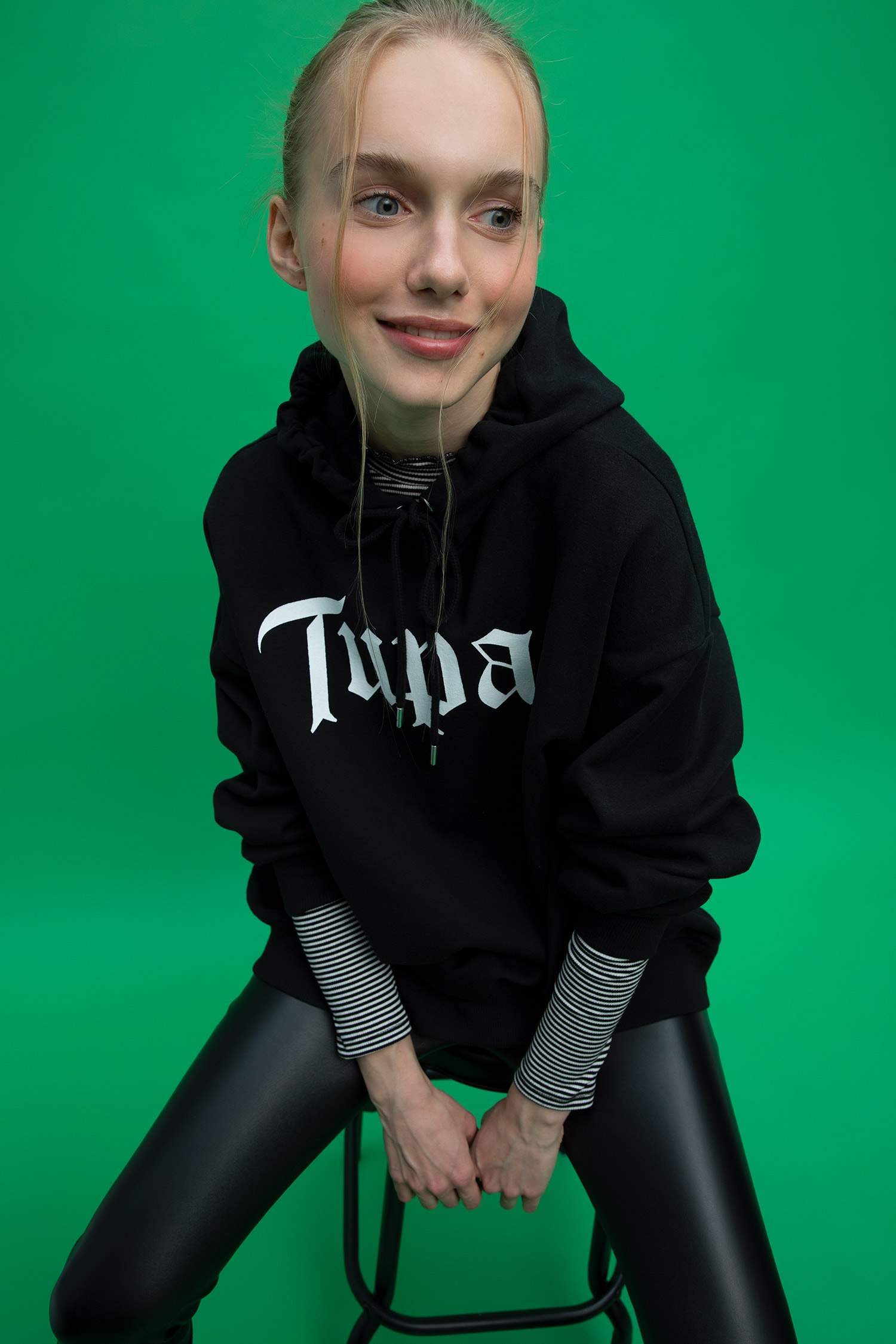 Свитшот оверсайз с лицензией Tupac с капюшоном и принтом из плотной ткани