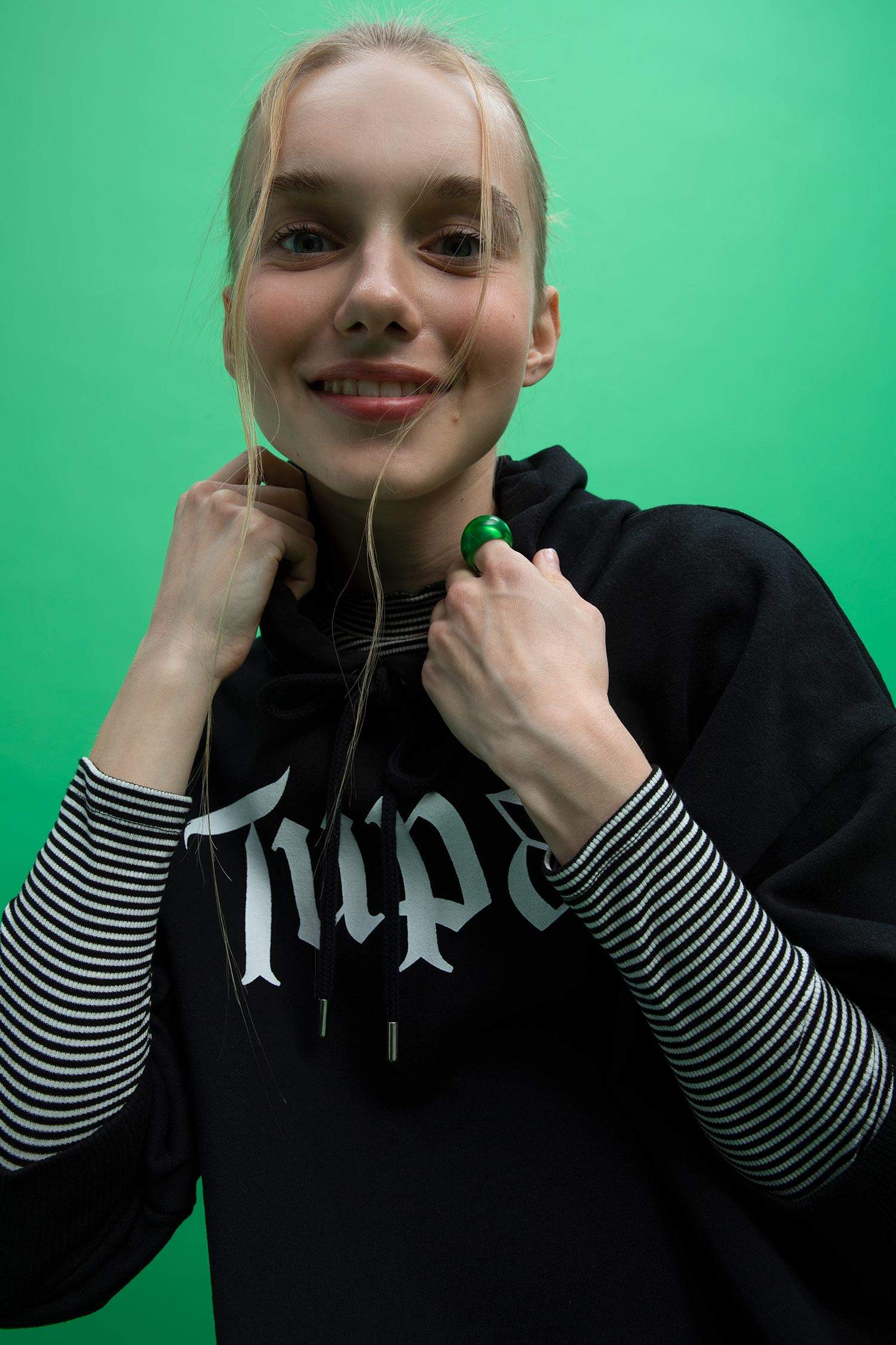 Свитшот оверсайз с лицензией Tupac с капюшоном и принтом из плотной ткани