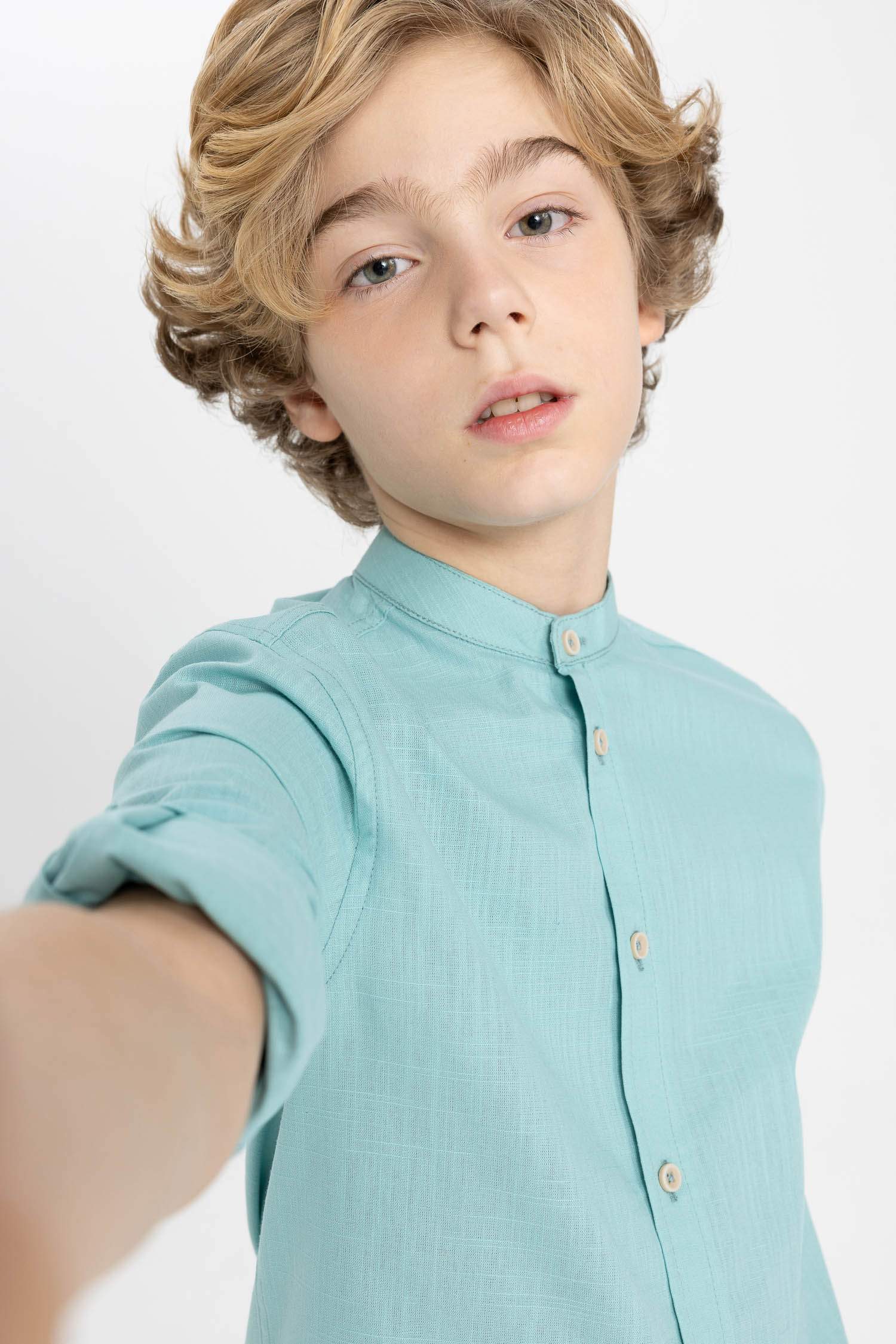 قميص ولادي ذو مظهر كتاني قصة عادية بياخة عالية