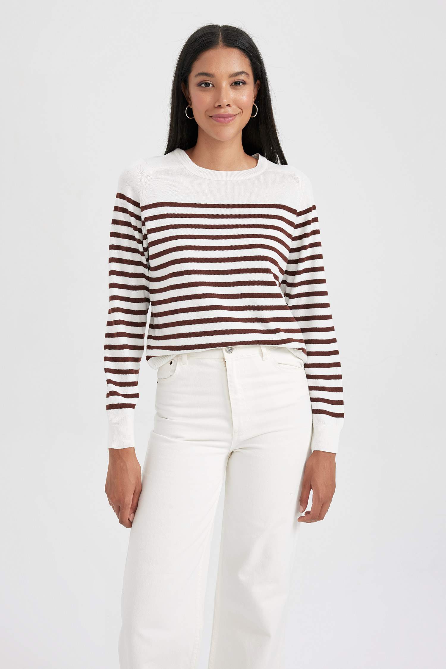 Свитер стандартного кроя с круглым вырезом