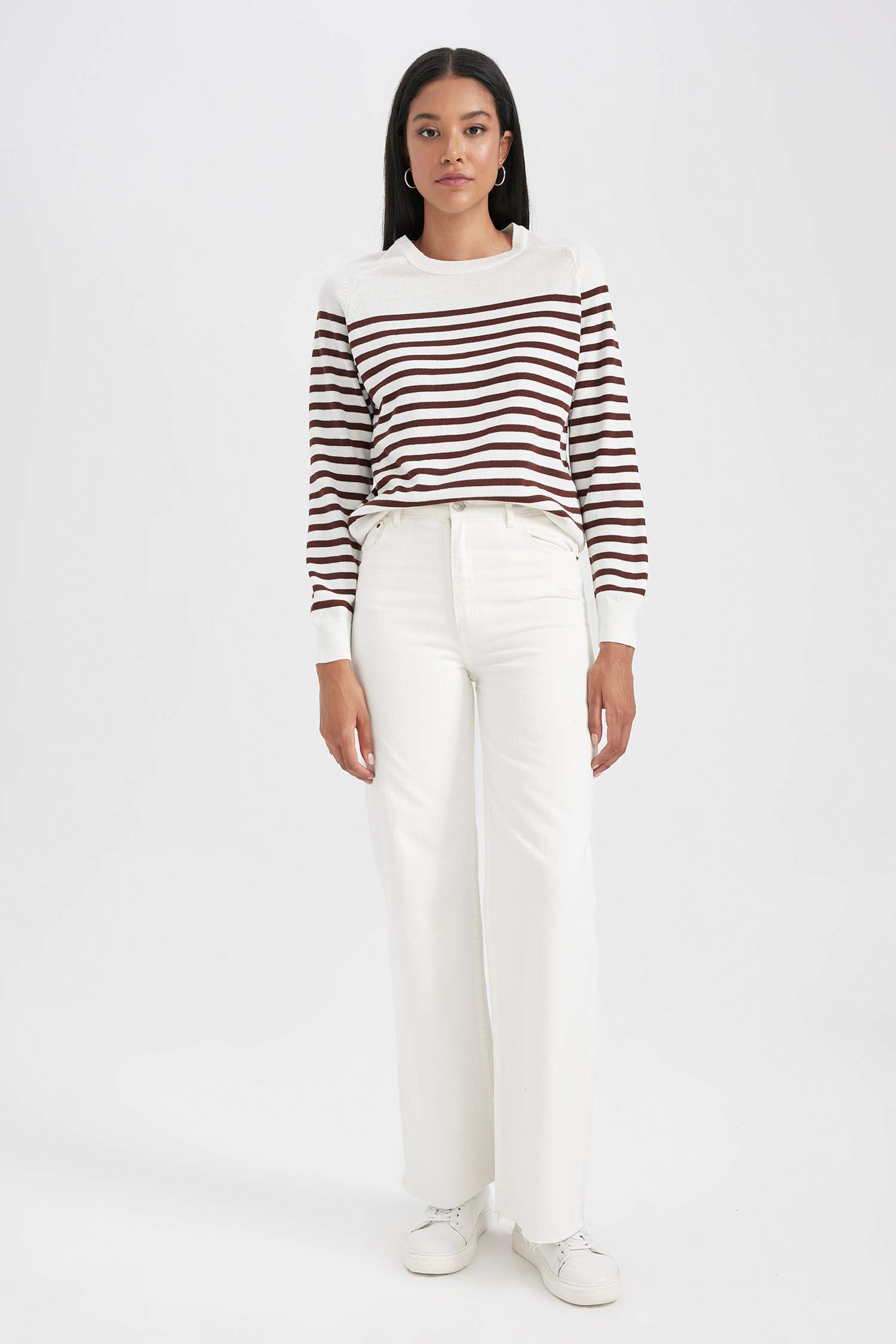 Свитер стандартного кроя с круглым вырезом