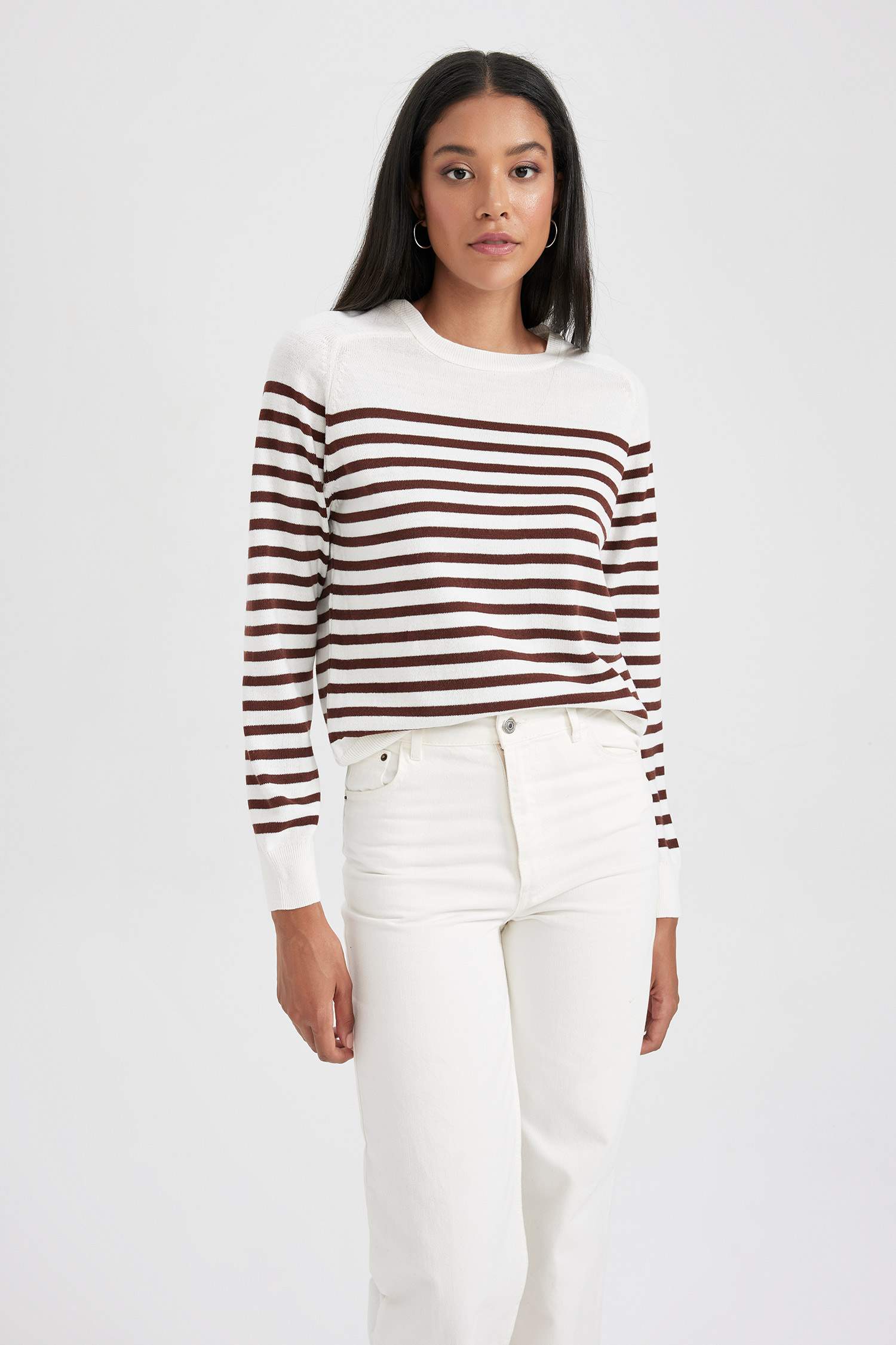 Свитер стандартного кроя с круглым вырезом