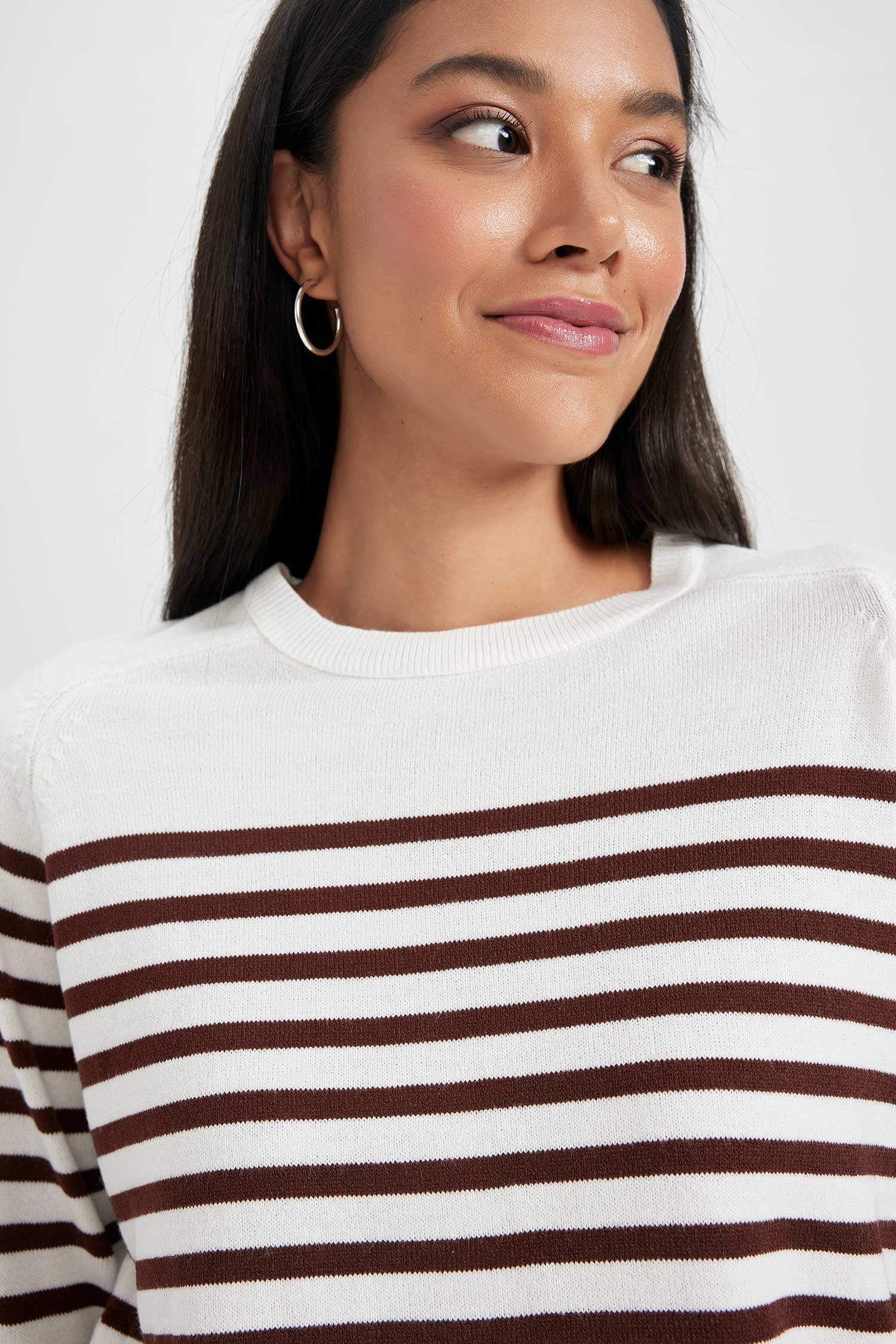 Свитер стандартного кроя с круглым вырезом